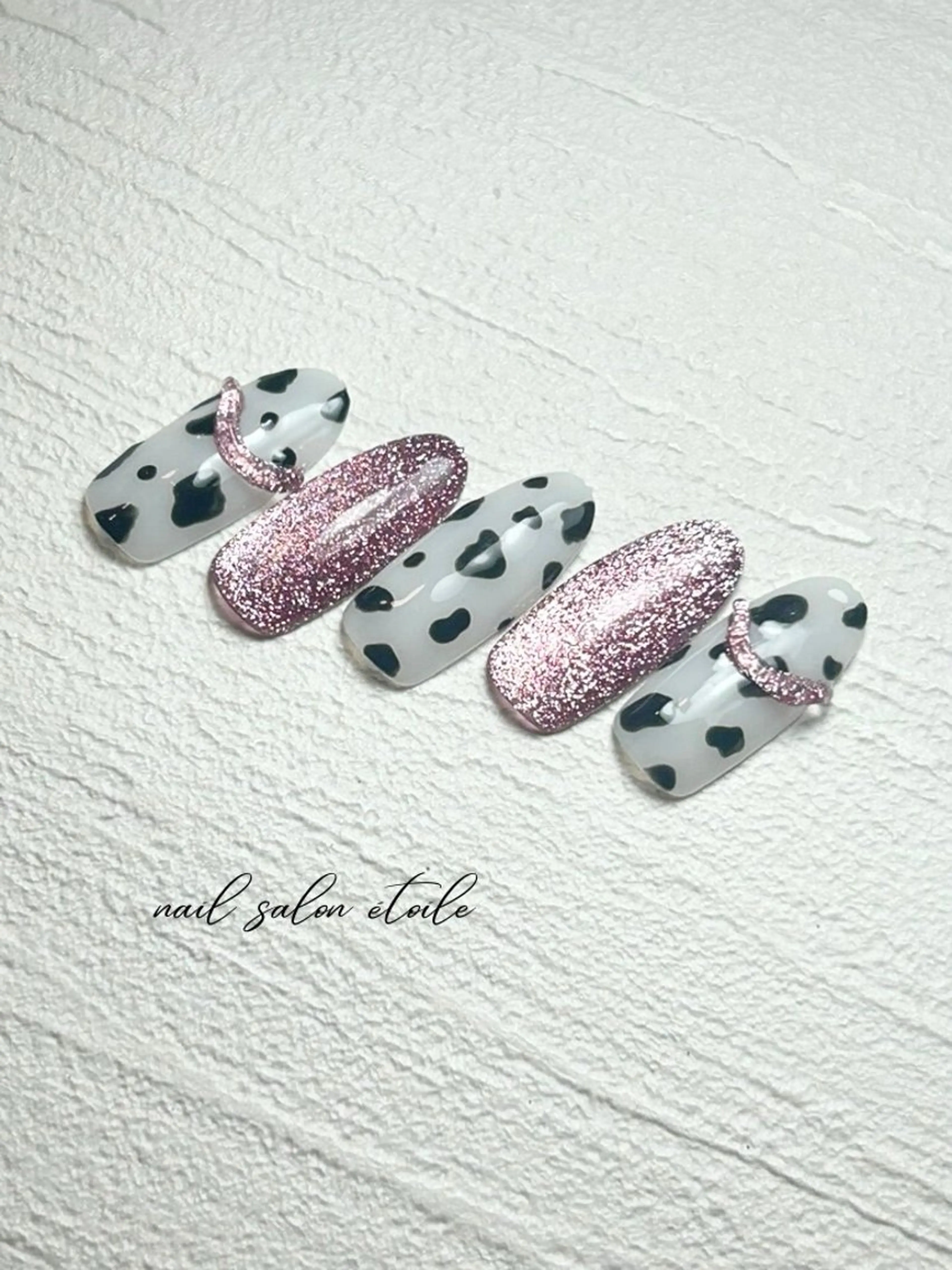 ネイル アニマル柄 キラキラネイル マグネットネイル ピンク ぷっくりネイル ハンドネイル nail salon étoileのネイルデザイン
