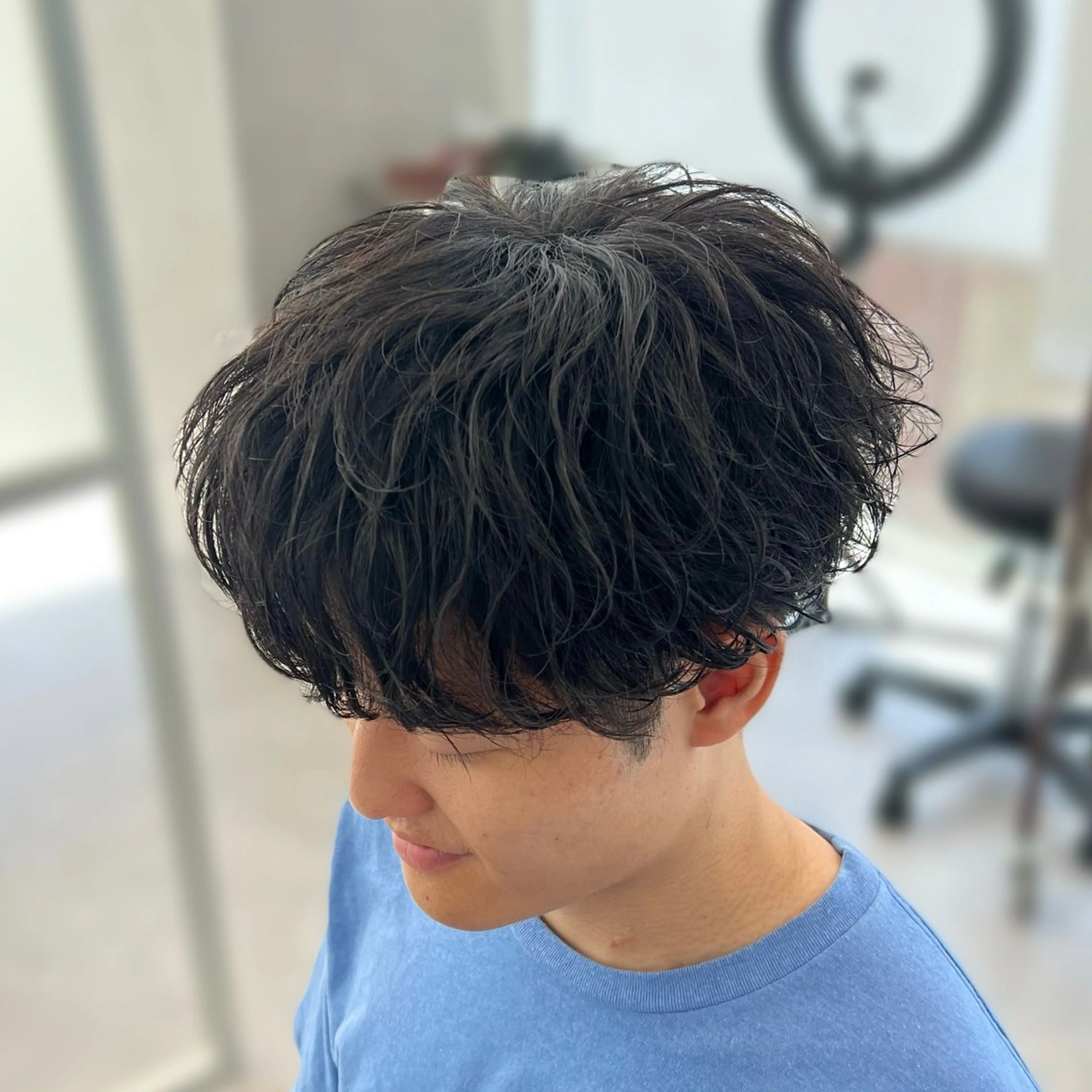 ミディアム メンズ ミディアムパーマ メンズ韓国風 メンズパーマ 韓国風ヘア フェザー/ゆるふわ パーマ/鐘ヶ江 航青のヘアスタイル