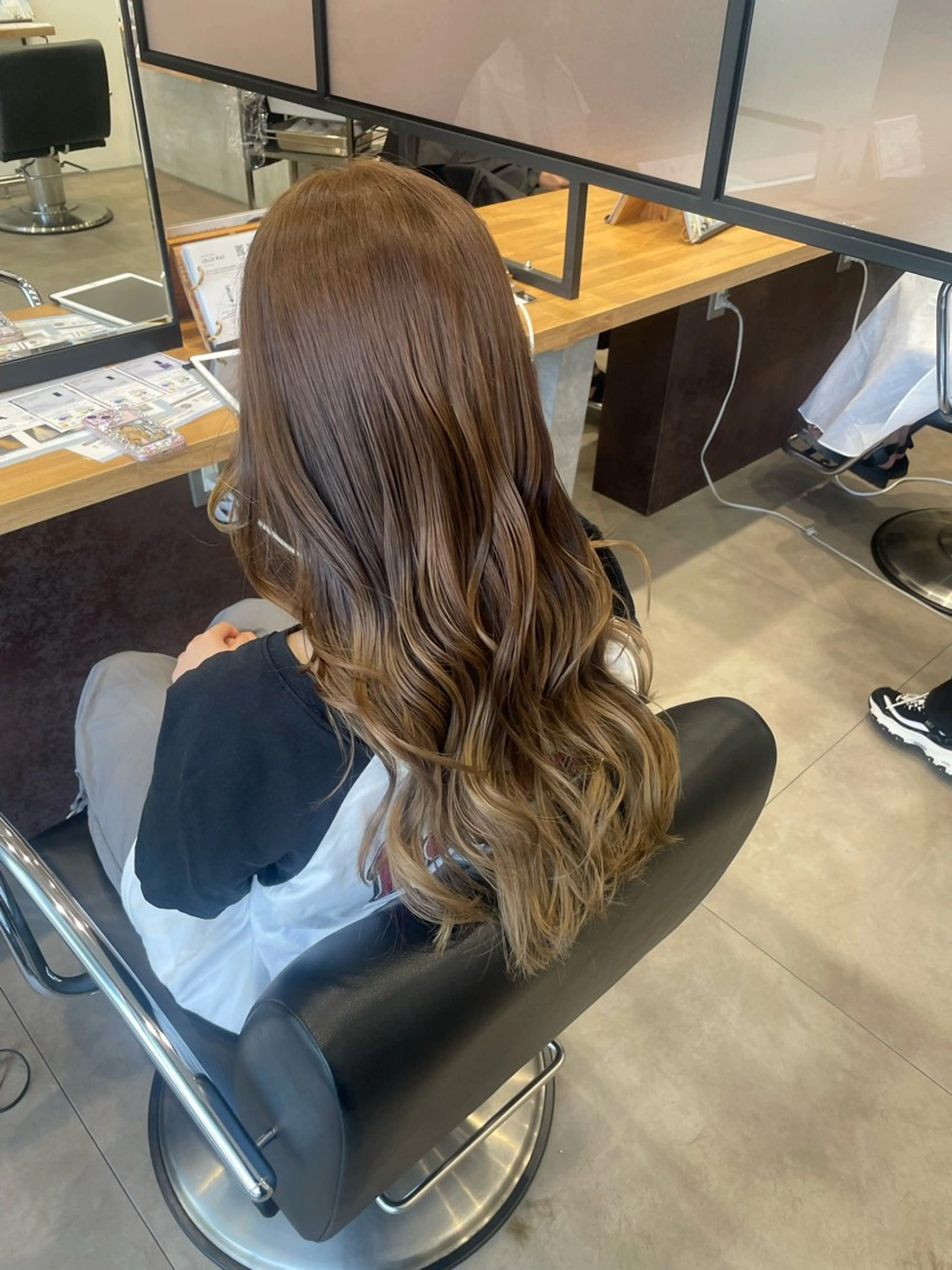 ロング カラー ブリーチ グラデーションカラー 佐藤 由依/透明感カラーのヘアスタイル