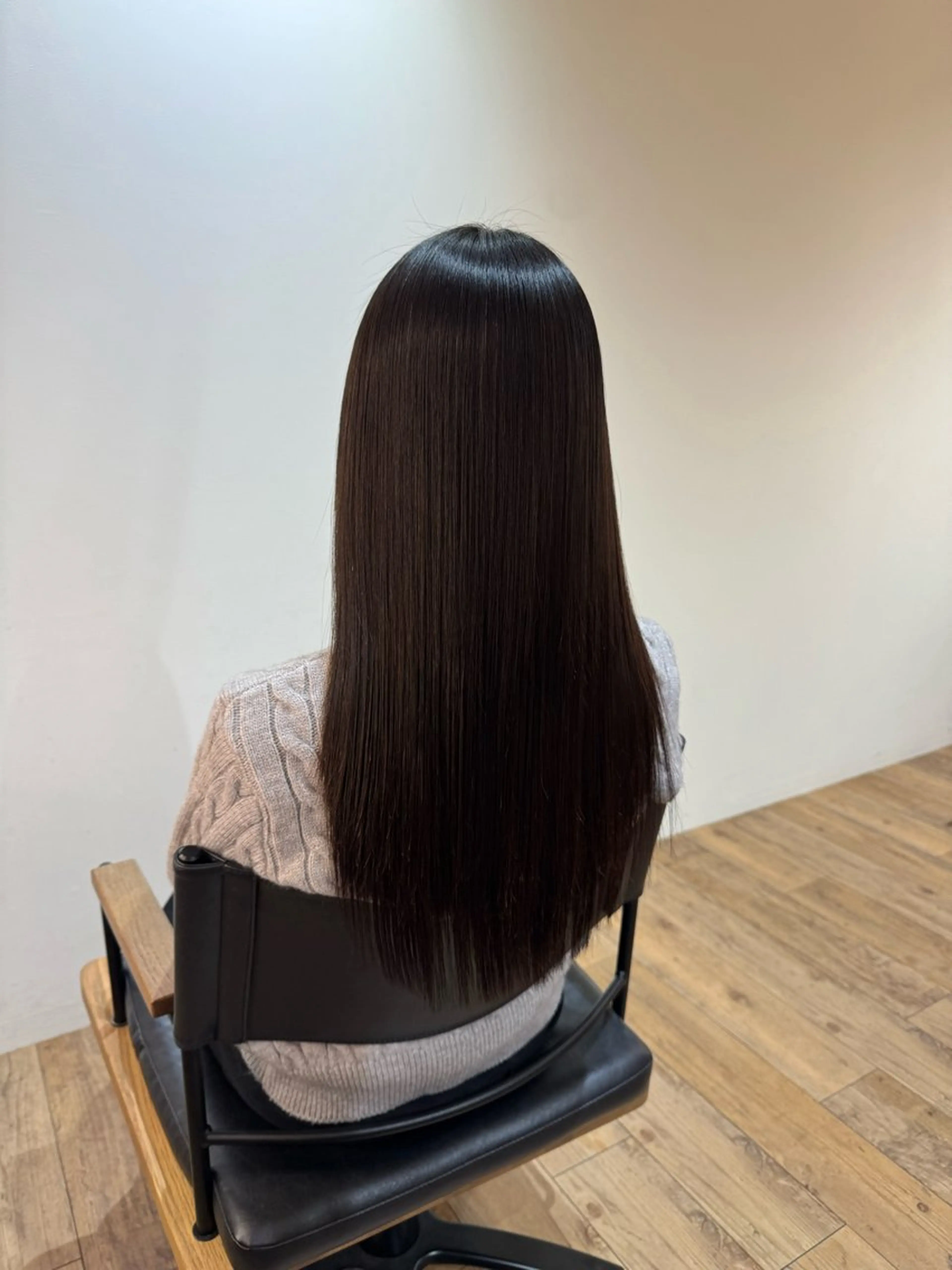 セミロング カット 縮毛矯正 トリートメント afloatkobe所属・美髪/髪質改善 川口凌弥のヘアスタイル