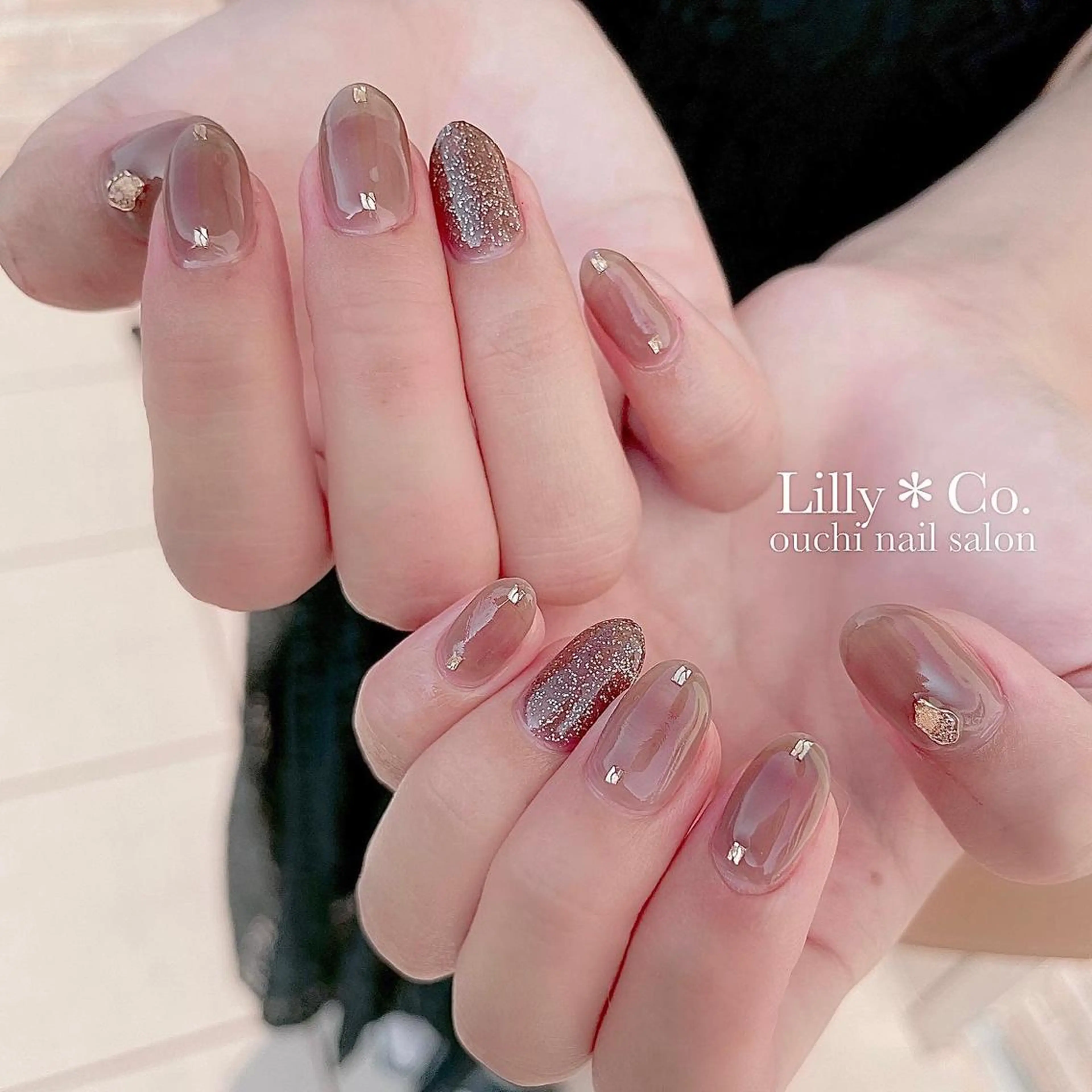 ネイル ブラウン ゴールド シンプルネイル ハンドネイル ハンドケア Lilly Co.のネイルデザイン