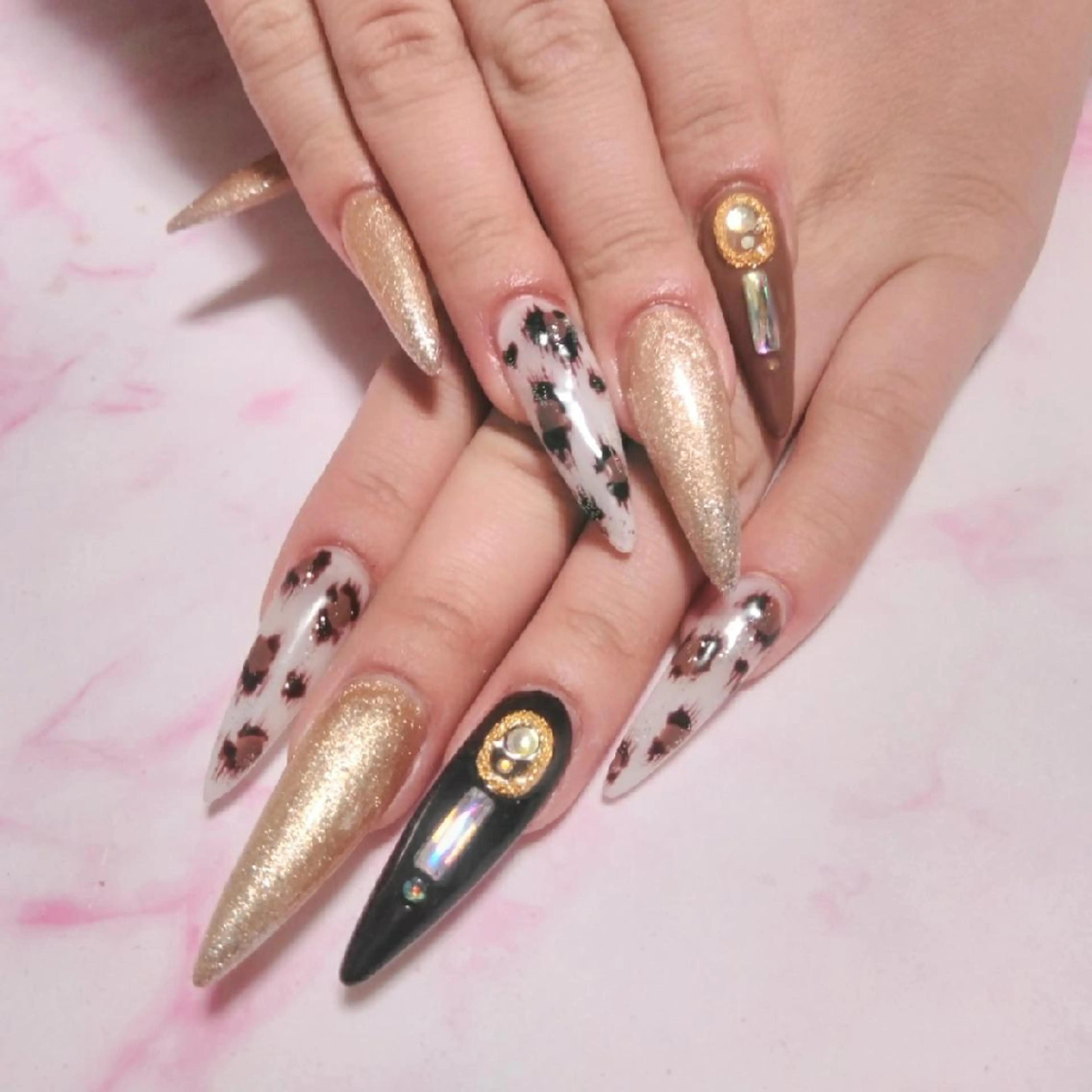 ネイル エステとネイル ローズコンフォートのネイルデザイン