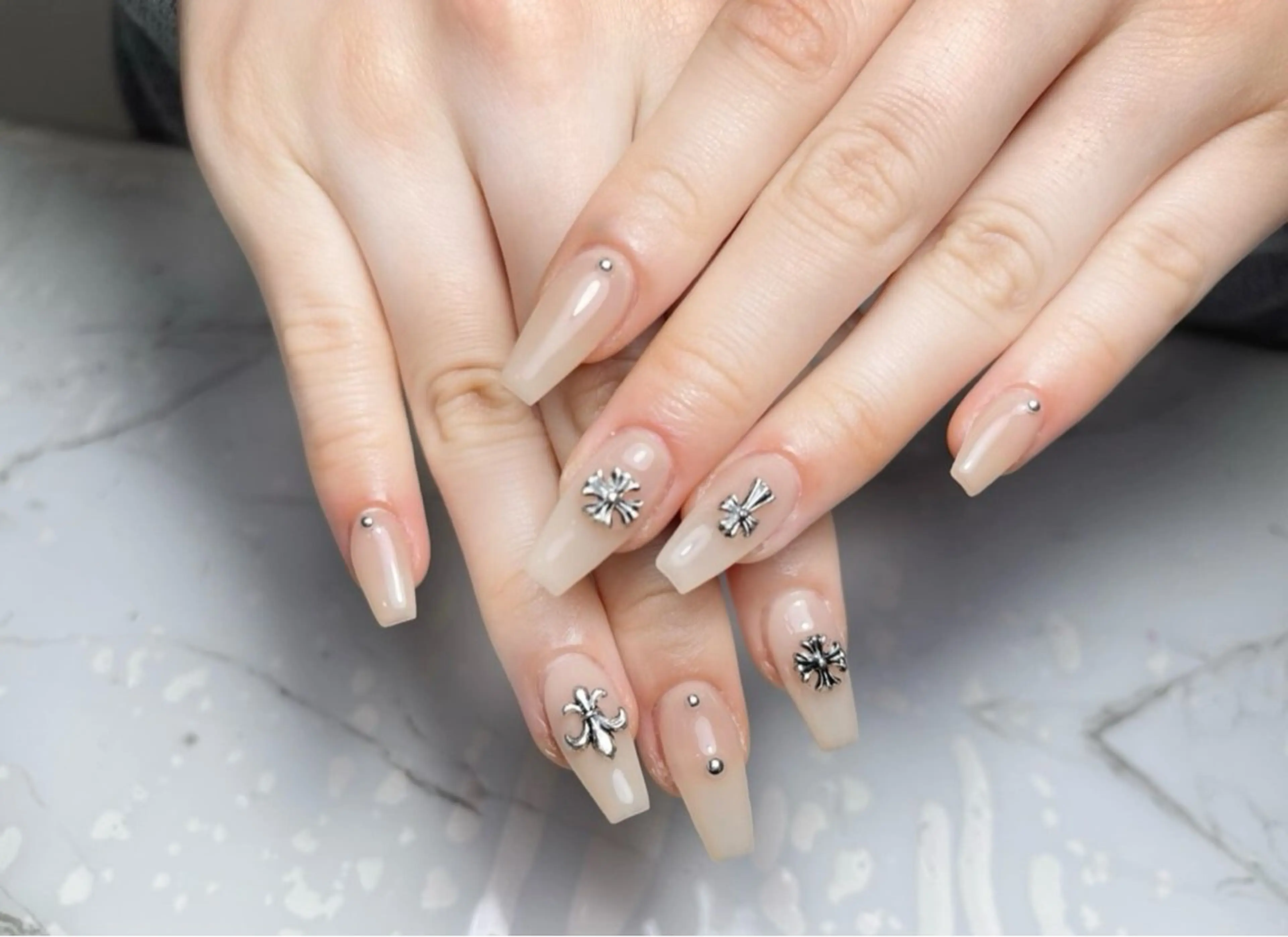 ネイル フレンチネイル ジェルネイル グラデーション キラキラネイル 韓国ネイル ハンドネイル 清水 ユナのネイルデザイン