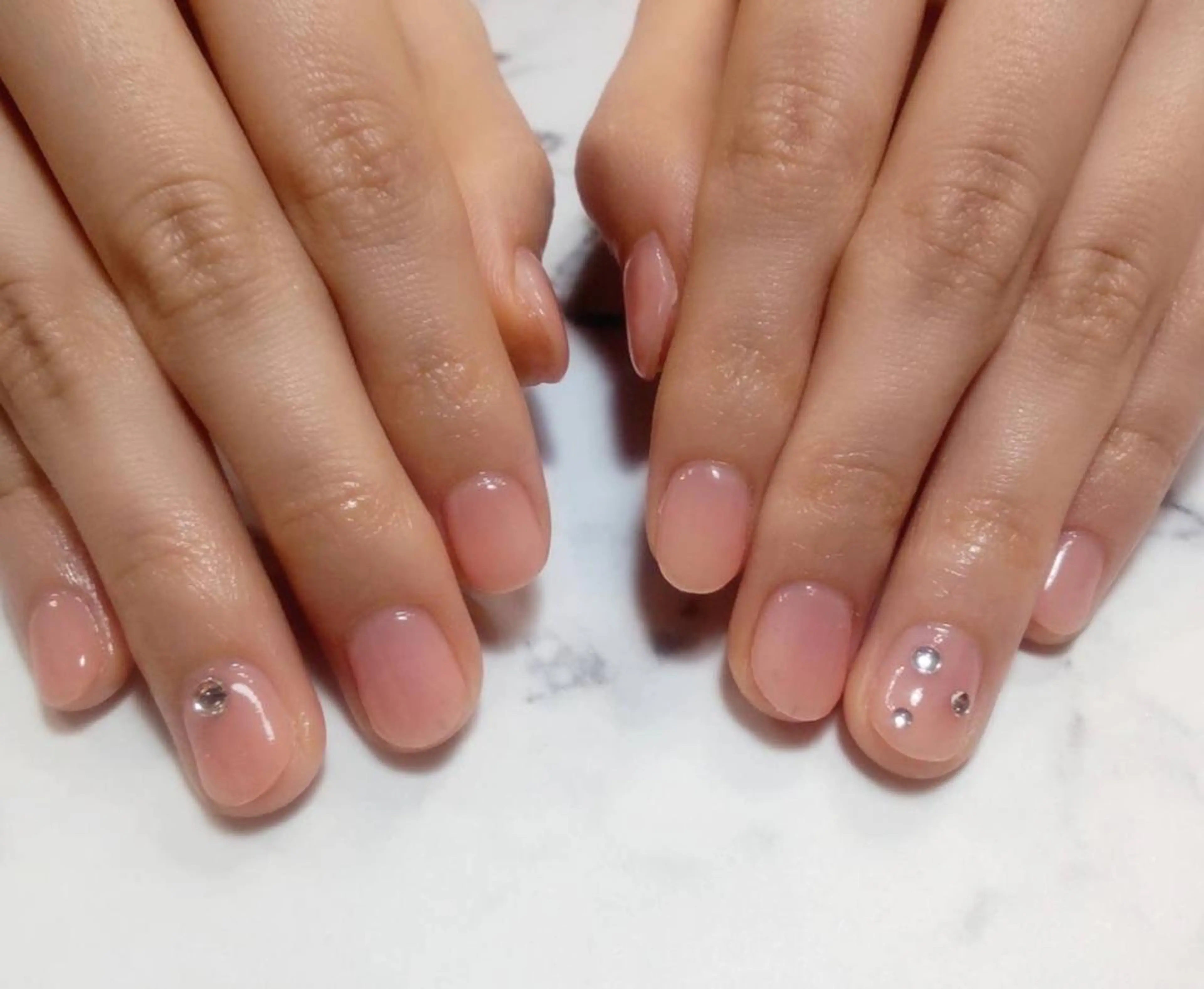 ネイル フレンチネイル キラキラネイル ネイビー ニュアンスネイル オフィスネイル ハンドネイル Nailist Honamiのネイルデザイン