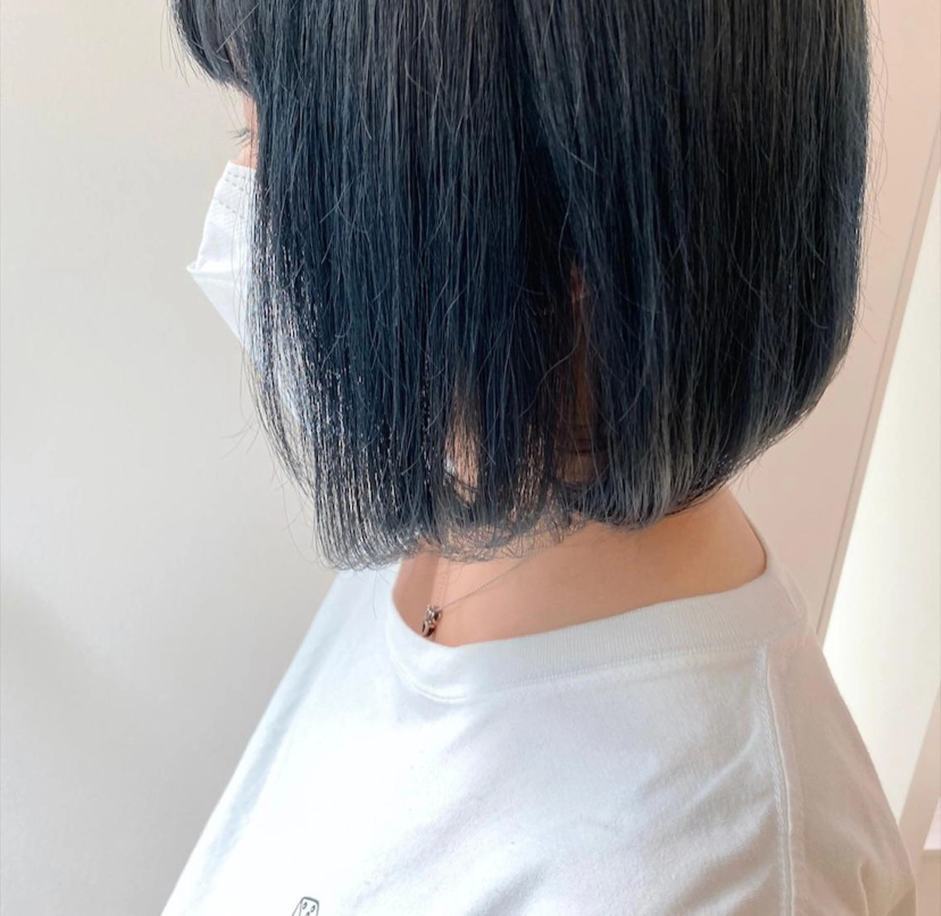 ショート カラー 黒髪 ブルーカラー ブルーブラック カット ヘアカラー トリートメント 長妻莉央/縮毛矯正 髪質改善カラーのヘアスタイル