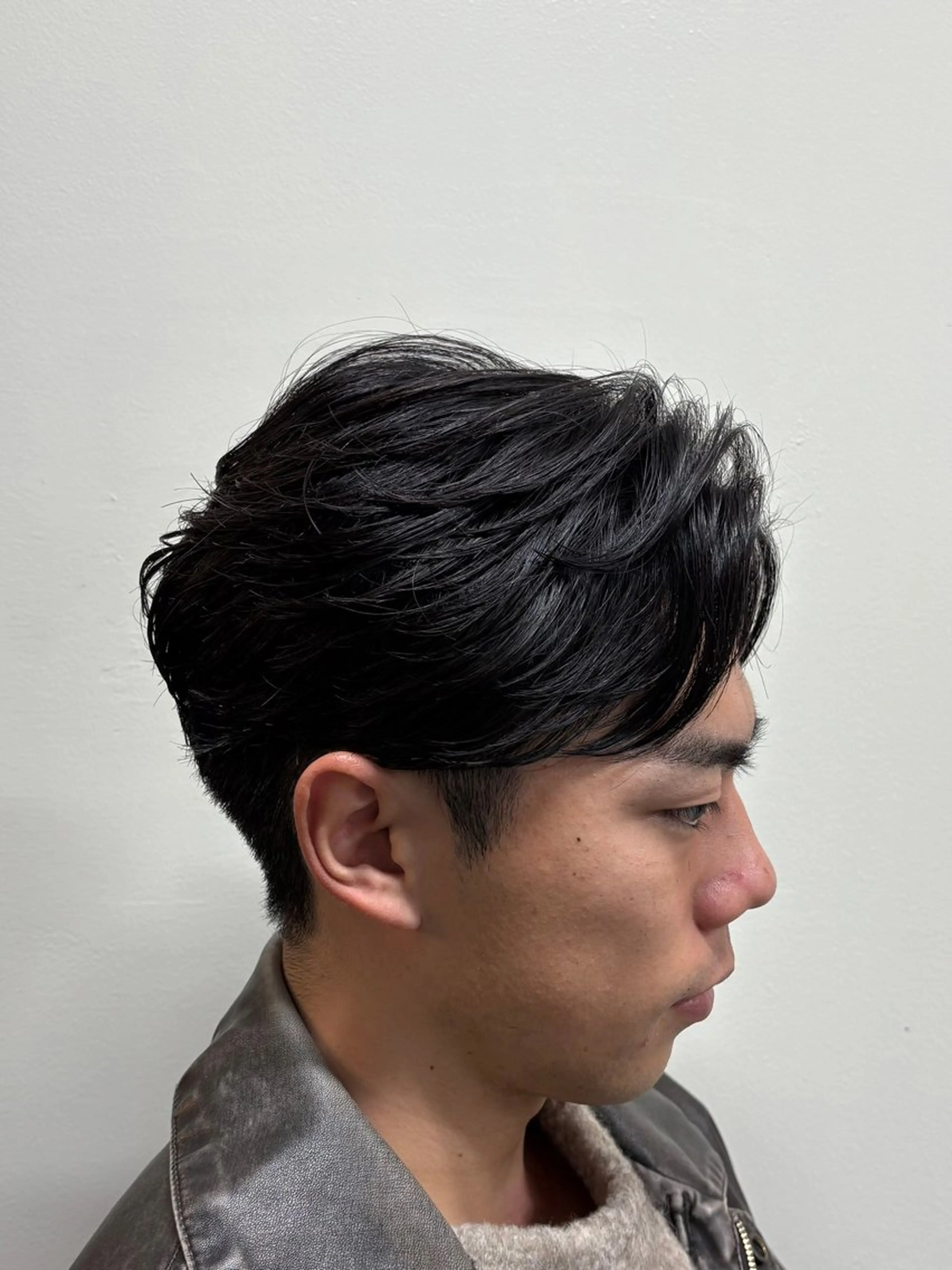 ショート パーマ メンズ フェザーパーマ メンズパーマ ニュアンスパーマ カット パーマ 韓国風メンズ/毛流れ ヘアなら須田龍世のヘアスタイル