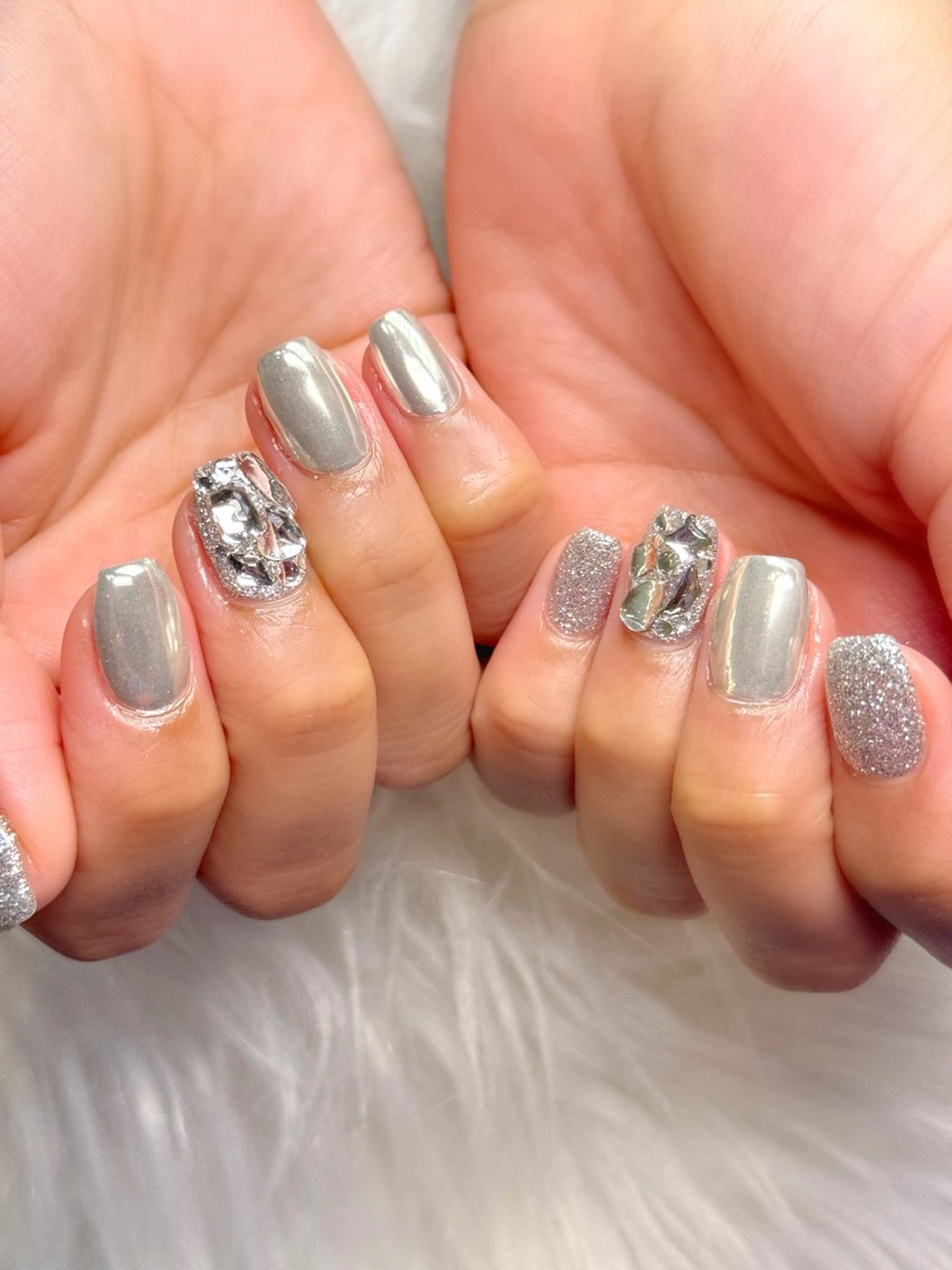 ネイル キラキラネイル ミラーネイル シルバー Mizuliネイル 眉毛メイクのサロンのネイルデザイン