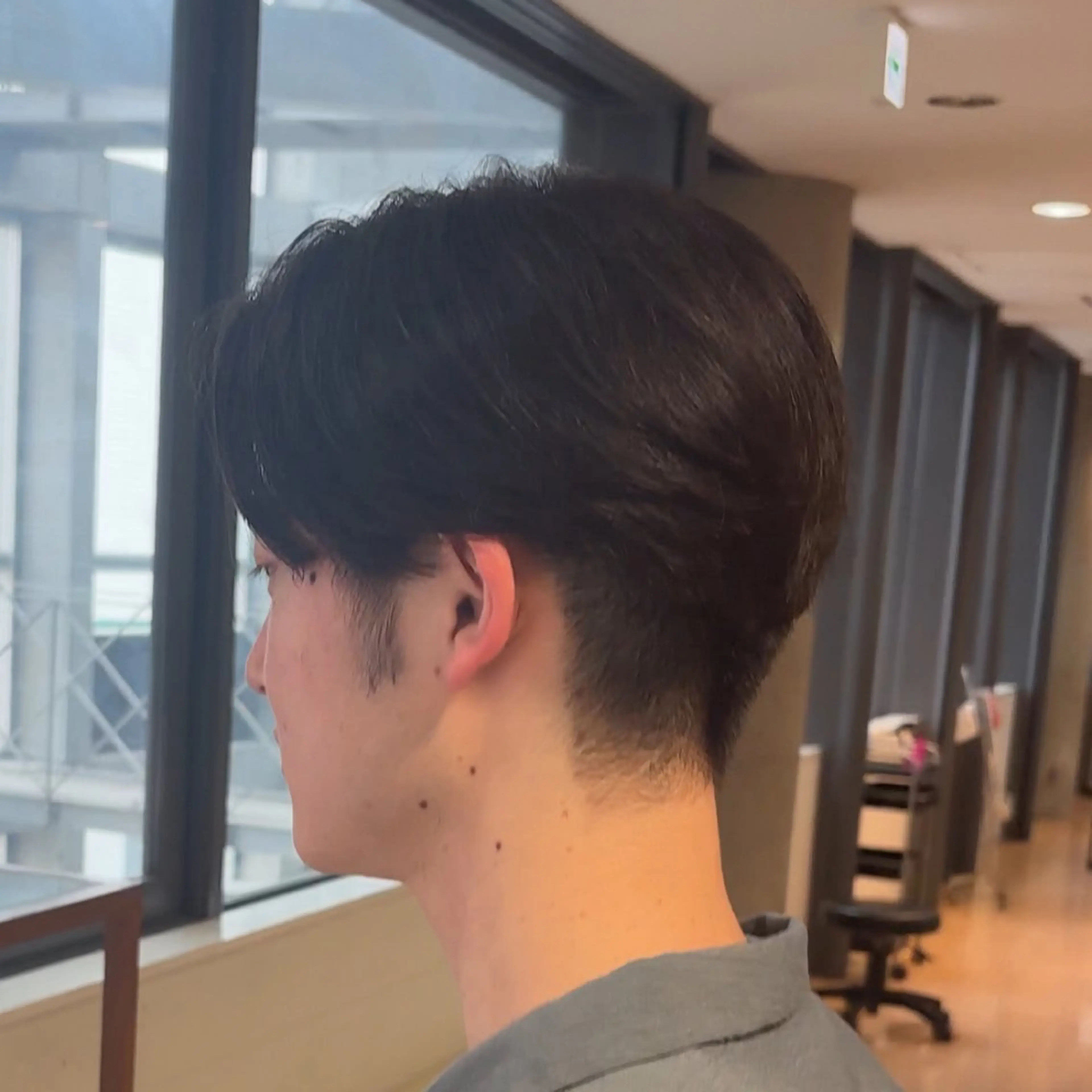 ショート カット CONAN｜レイヤー ボブ／ハイトーンのヘアスタイル