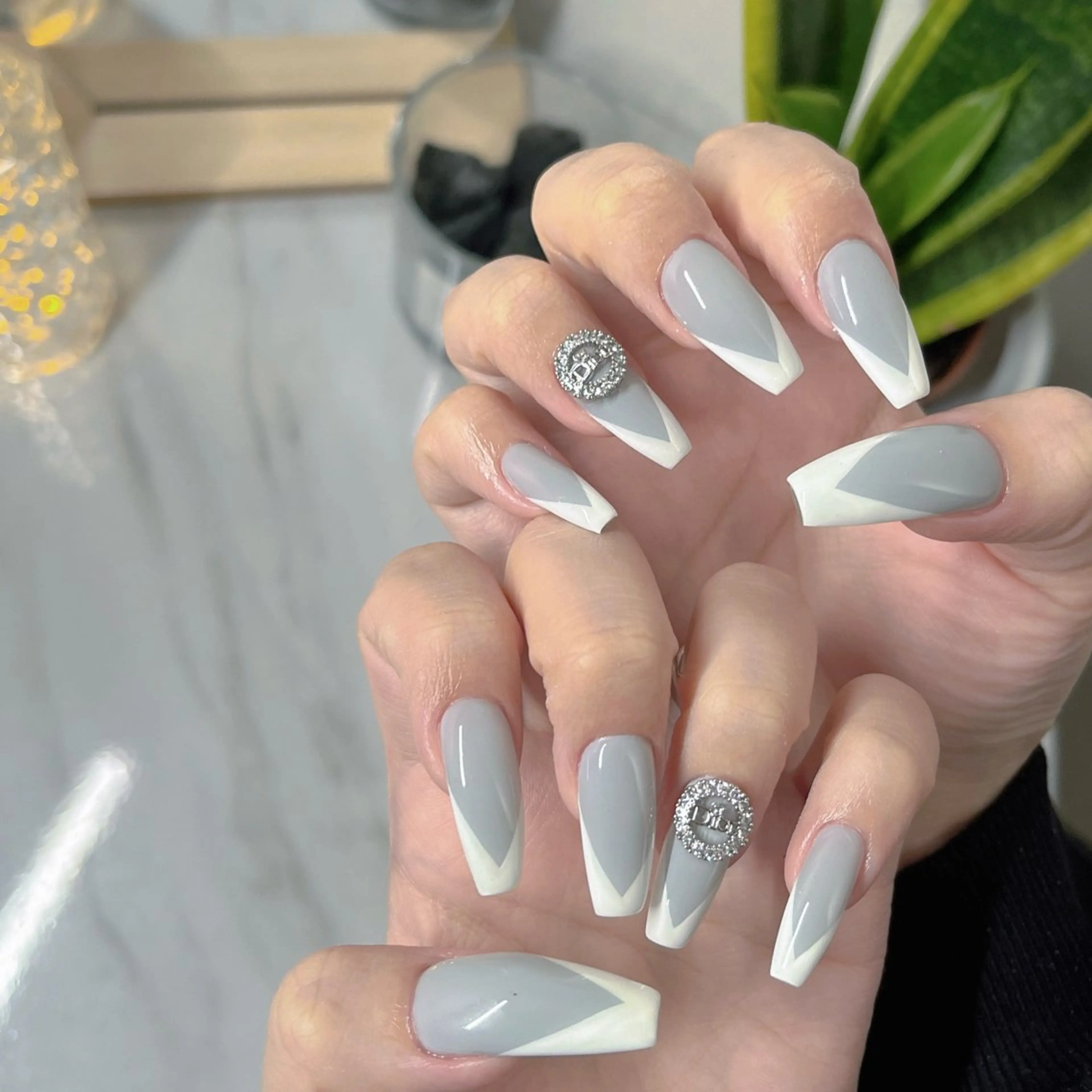 ネイル フットネイル フレンチネイル ジェルネイル ラメ(グリッター) ラメグラデーション ハンドネイル NEO Beauty Salon所属・𝐍𝐄𝐎 𝐉𝐔𝐑𝐈のネイルデザイン