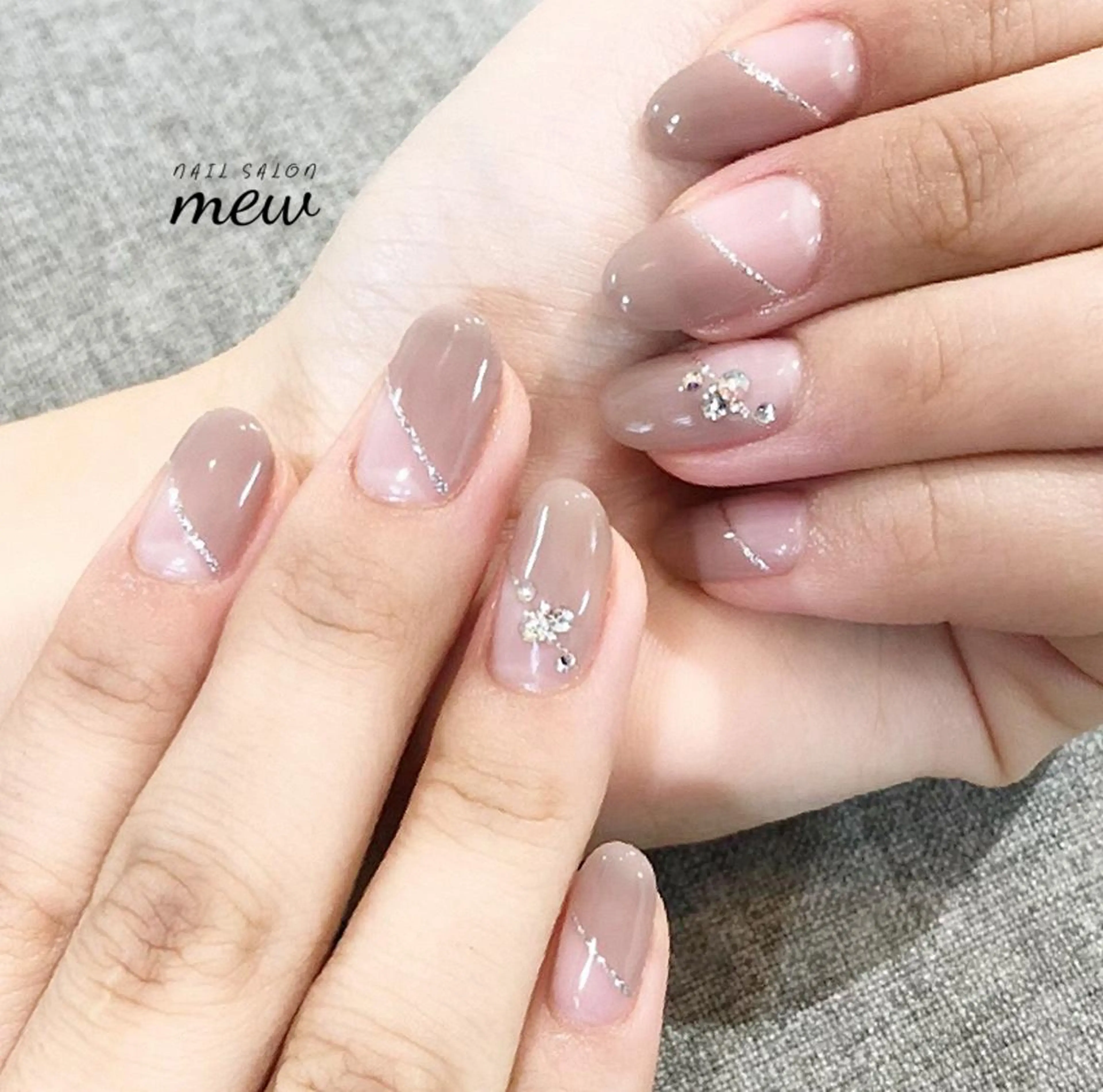ネイル アートネイル フレンチネイル ラメ(グリッター) 斜めフレンチ シルバー Nail salon mewのネイルデザイン