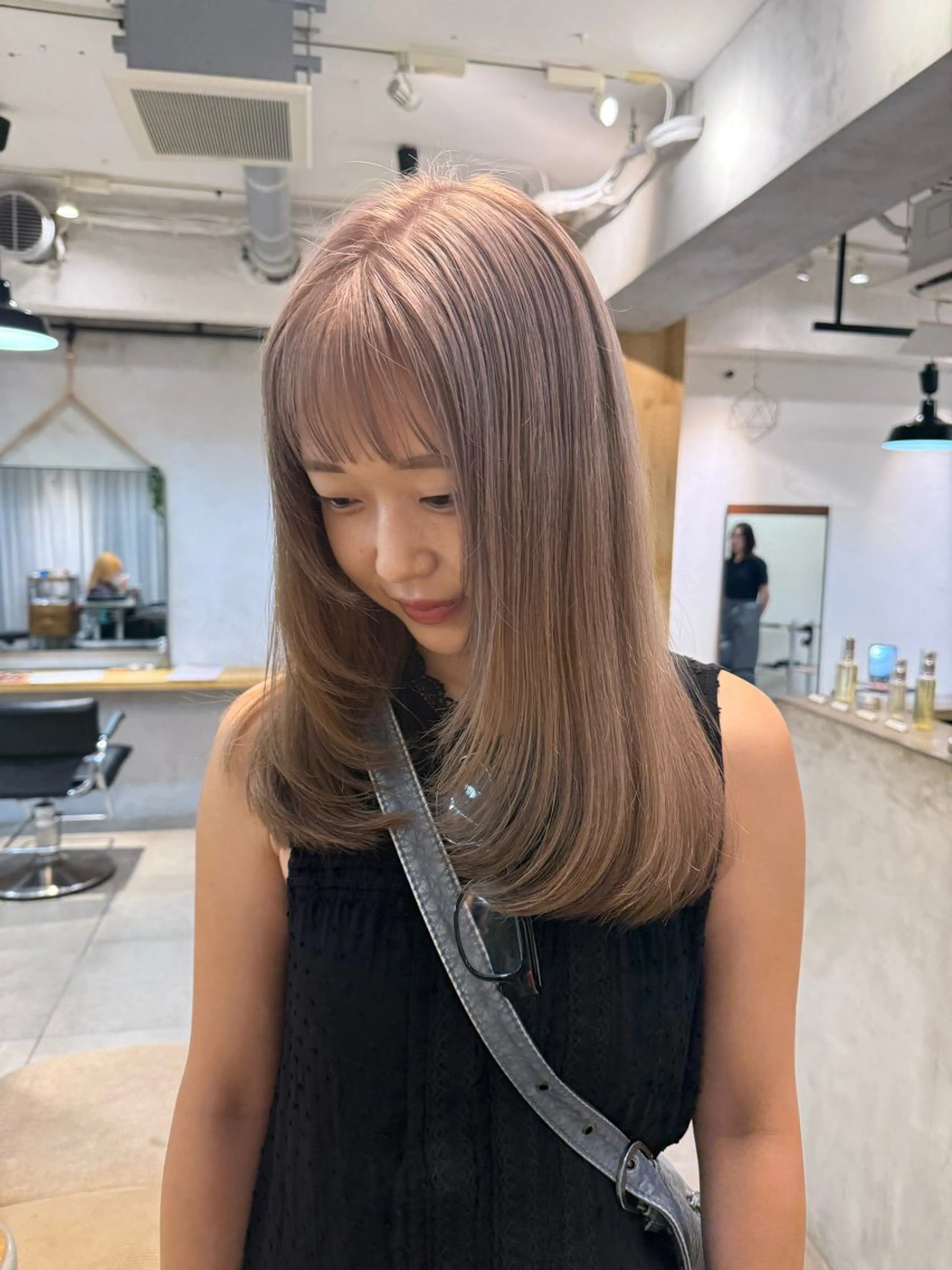 セミロング カラー ミルクティー× グレージュMOMOのヘアスタイル