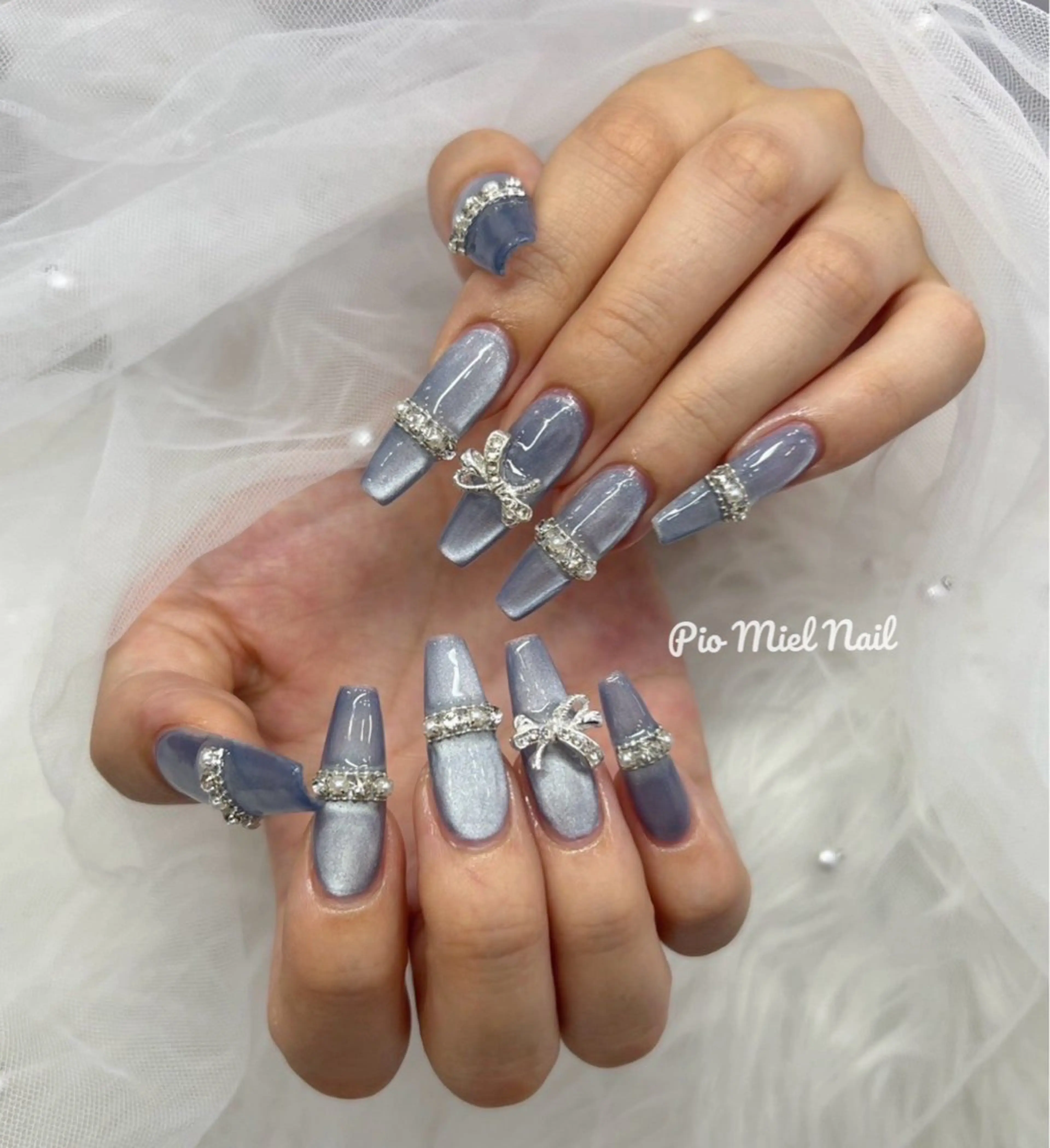 ネイル ブルー ロングネイル リボン シルバー ハンドネイル momo 長さだしのネイルデザイン