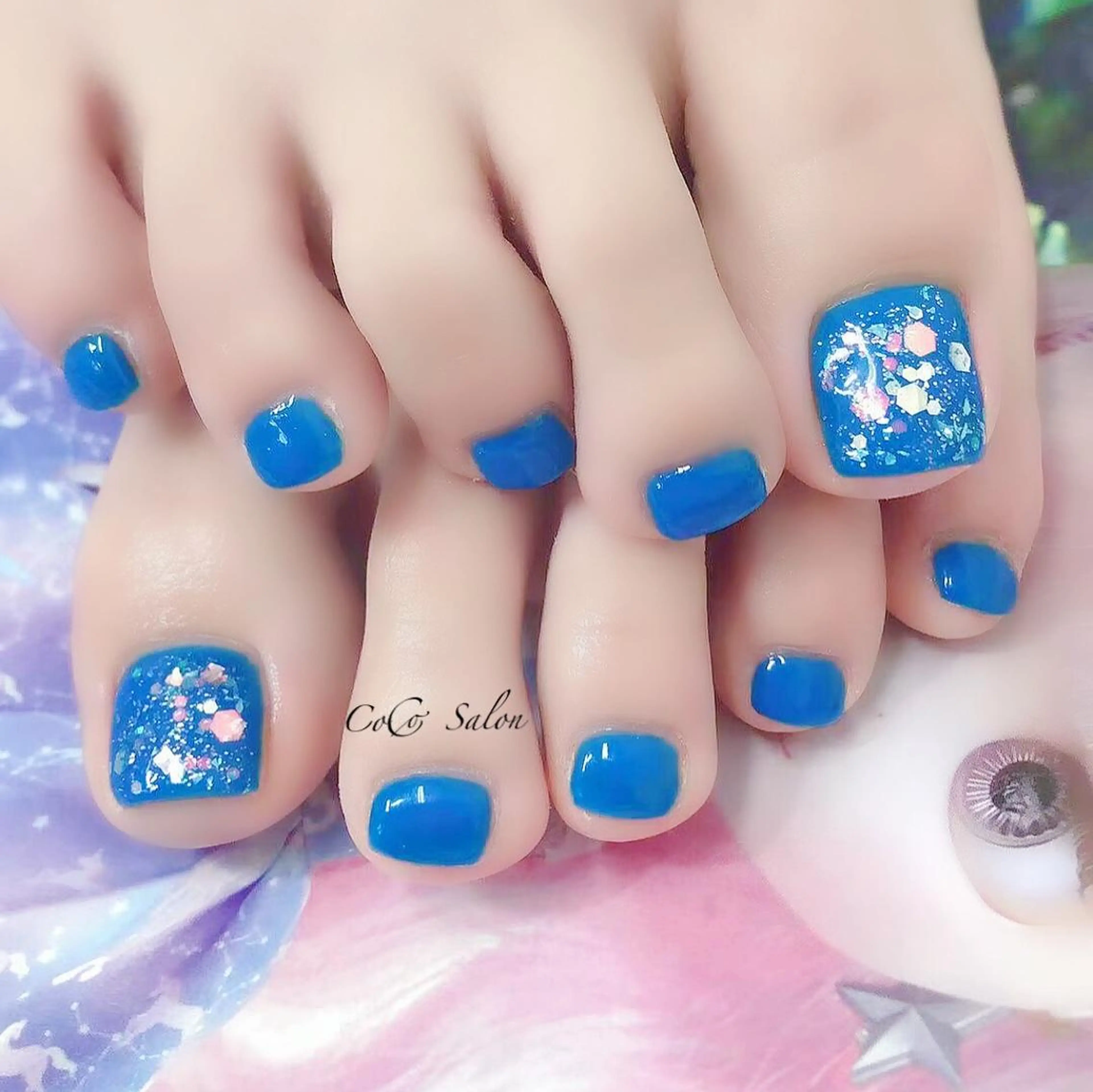 ネイル ブルー フットネイル キラキラネイル ワンカラーネイル 夏ネイル フットネイル CoCoSalon ネイル/まつ毛予約のネイルデザイン