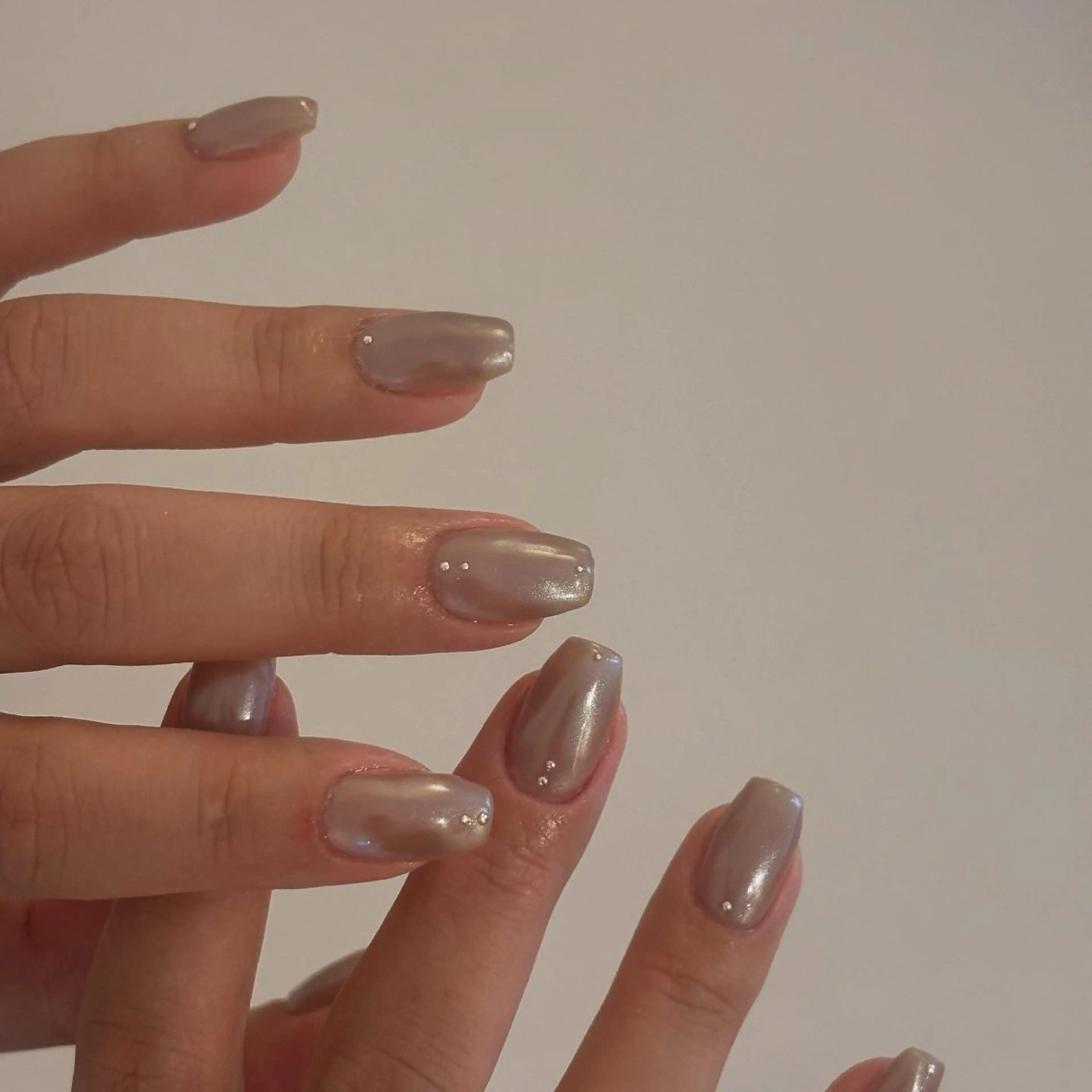 ネイル シルバー ホワイト ハンドネイル Elio所属・Elio 国泰寺のネイルデザイン