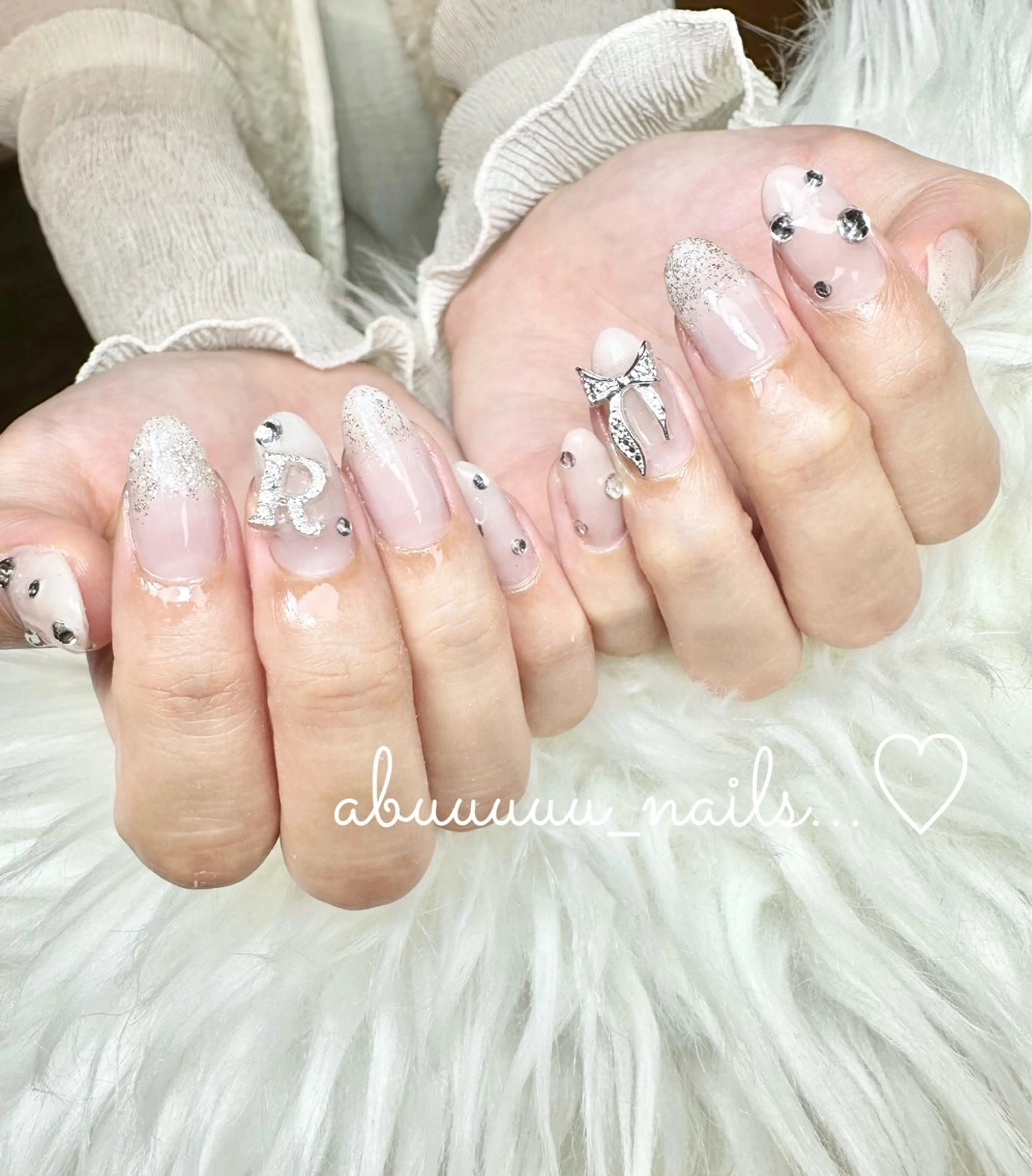ネイル キラキラネイル リボン ワンホンネイル ホワイト ハンドネイル abuuuuu nailsのネイルデザイン