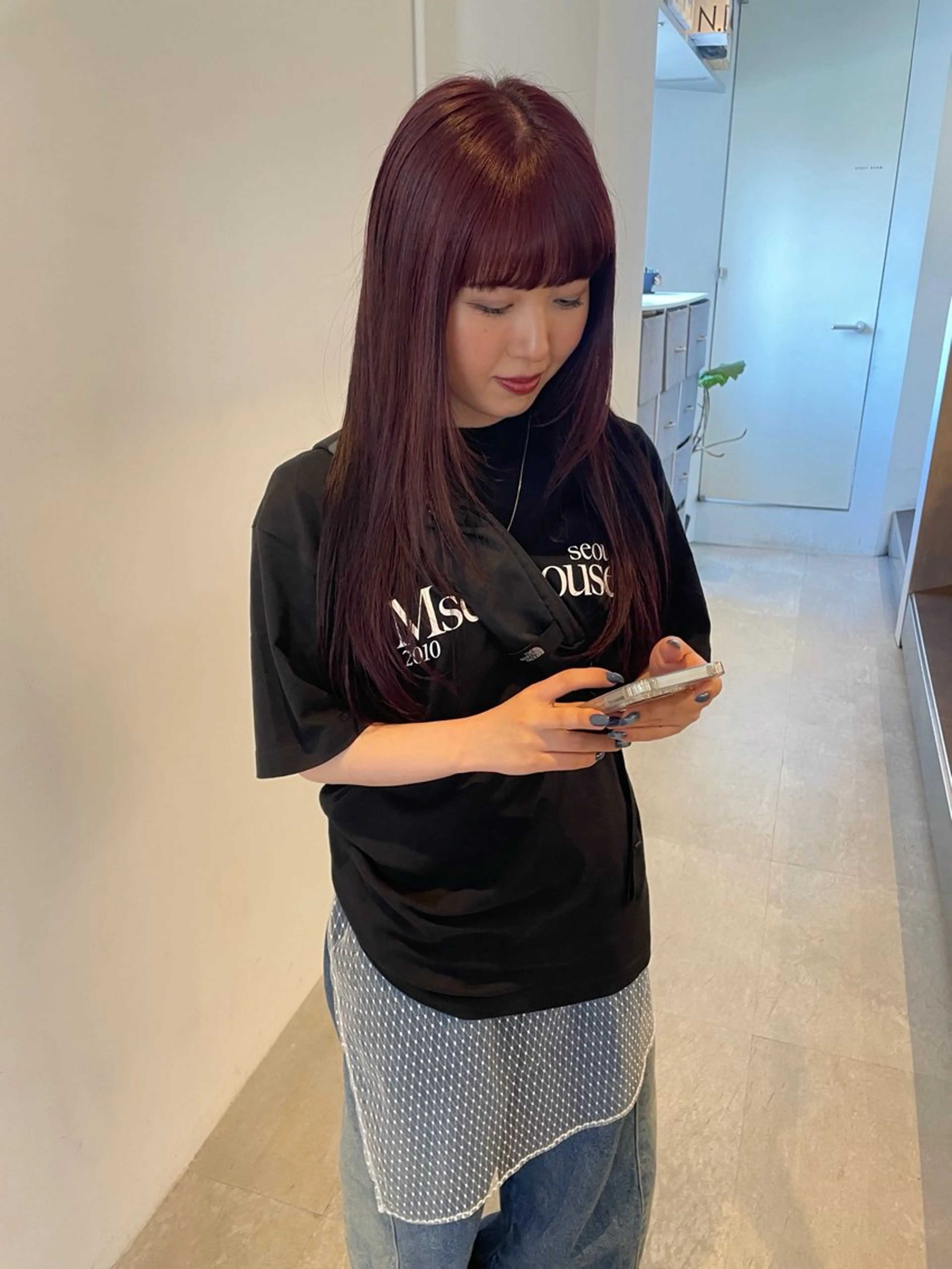 ロング カラー ブリーチ ボルドーカラー ダブルカラー ブリーチなしカラー レッドカラー ヘアカラー トリートメント MIU/ルーツカラー 顔まわりレイヤーのヘアスタイル