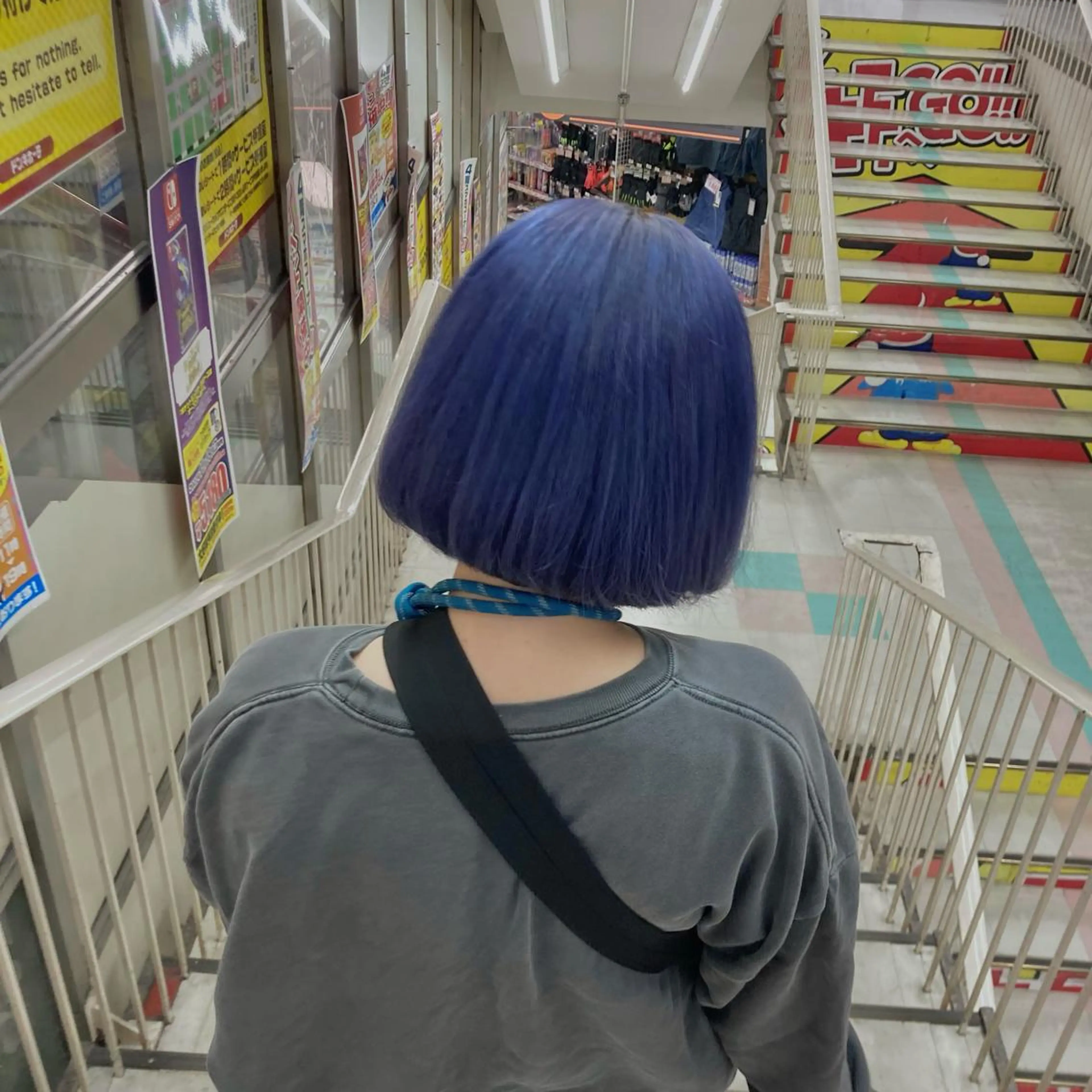 ショート カラー ブリーチ ブルーカラー 幡野 朋美のヘアスタイル