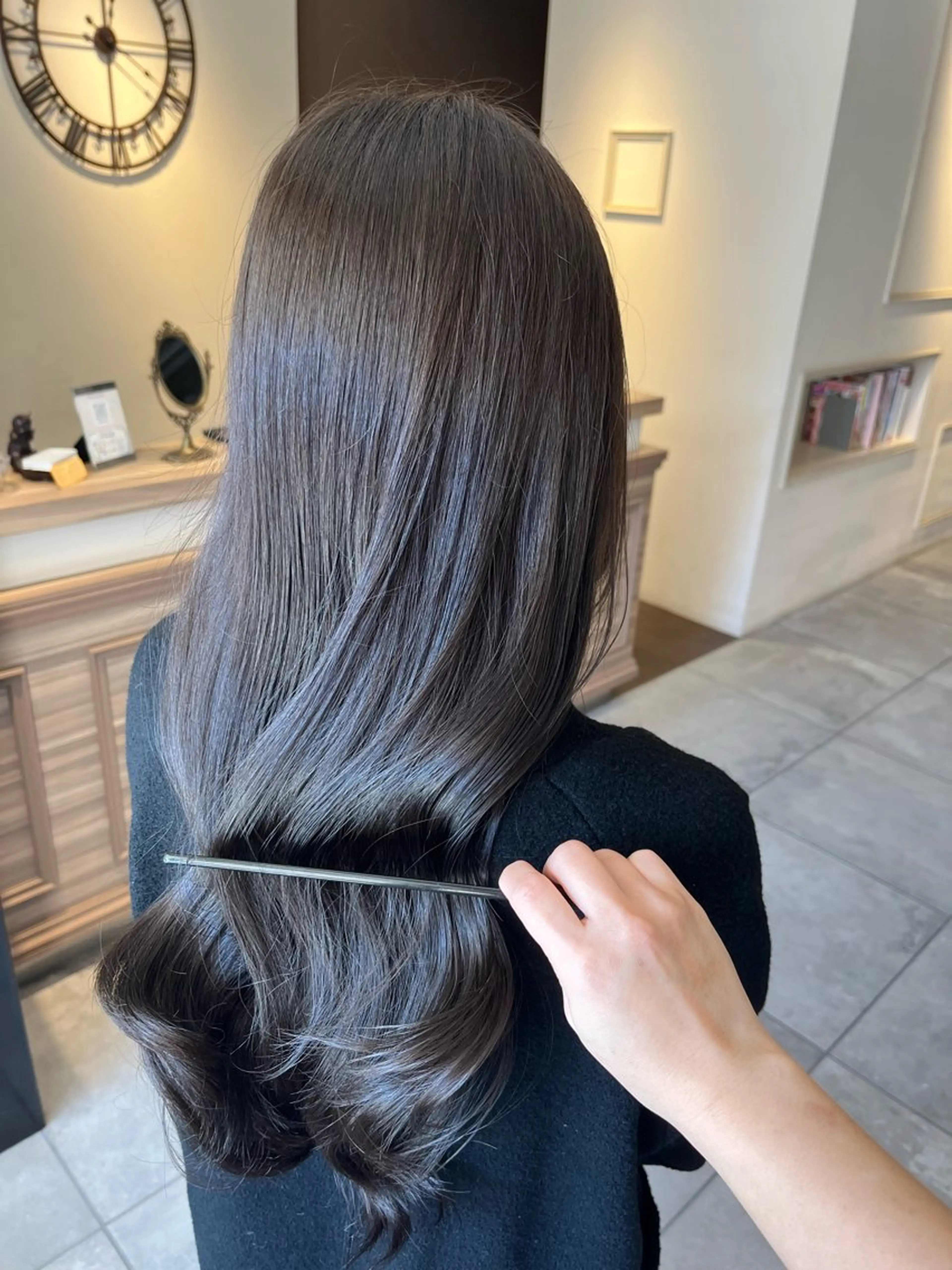 ロング カラー グレージュ オリーブグレージュ オリーブグレー ヘアカラー 川越 輝梨奈のヘアスタイル