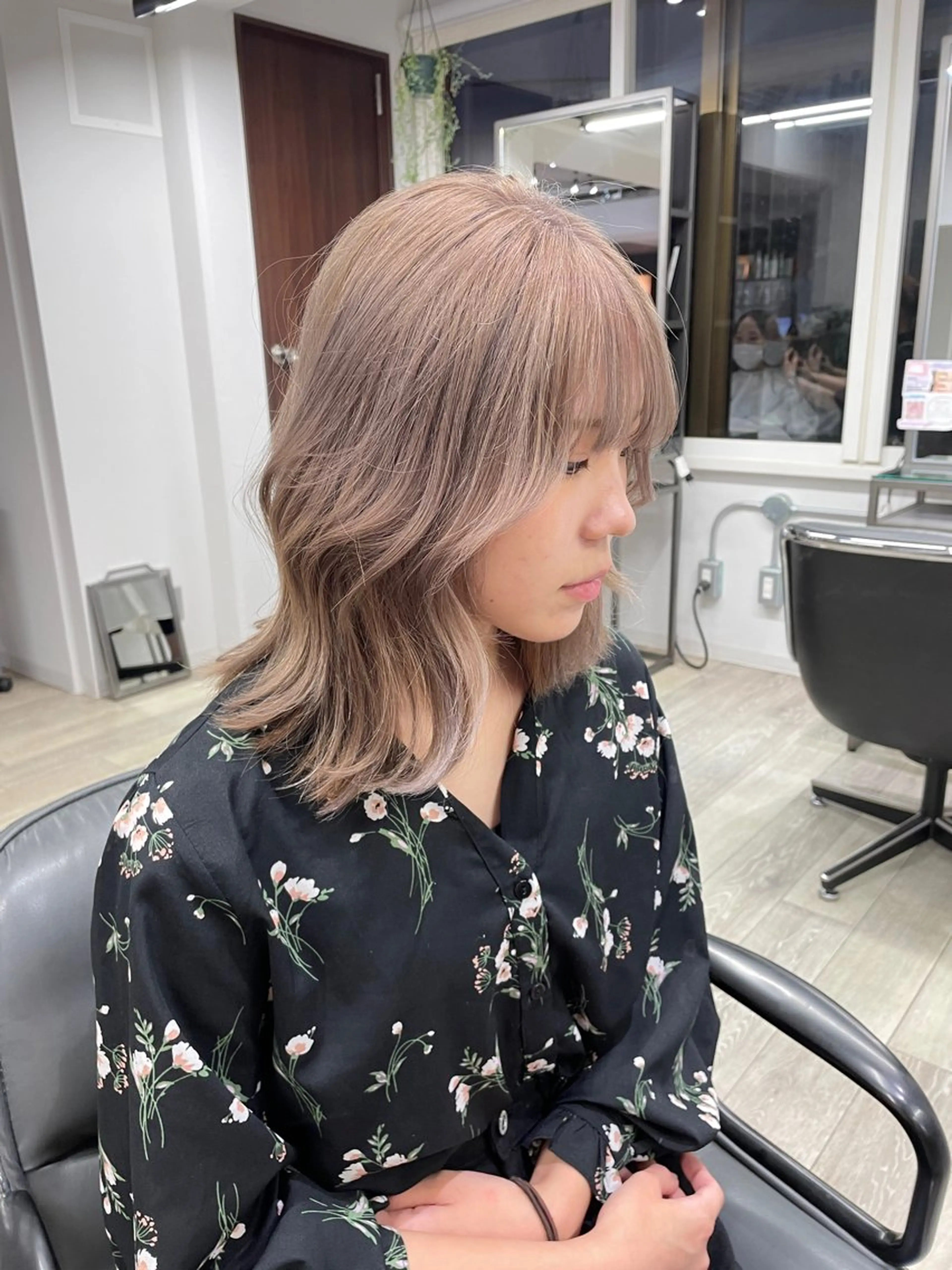 セミロング カラー ハイトーンカラー ヘアカラー トリートメント カラー指名No.1 土井新治❄️のヘアスタイル