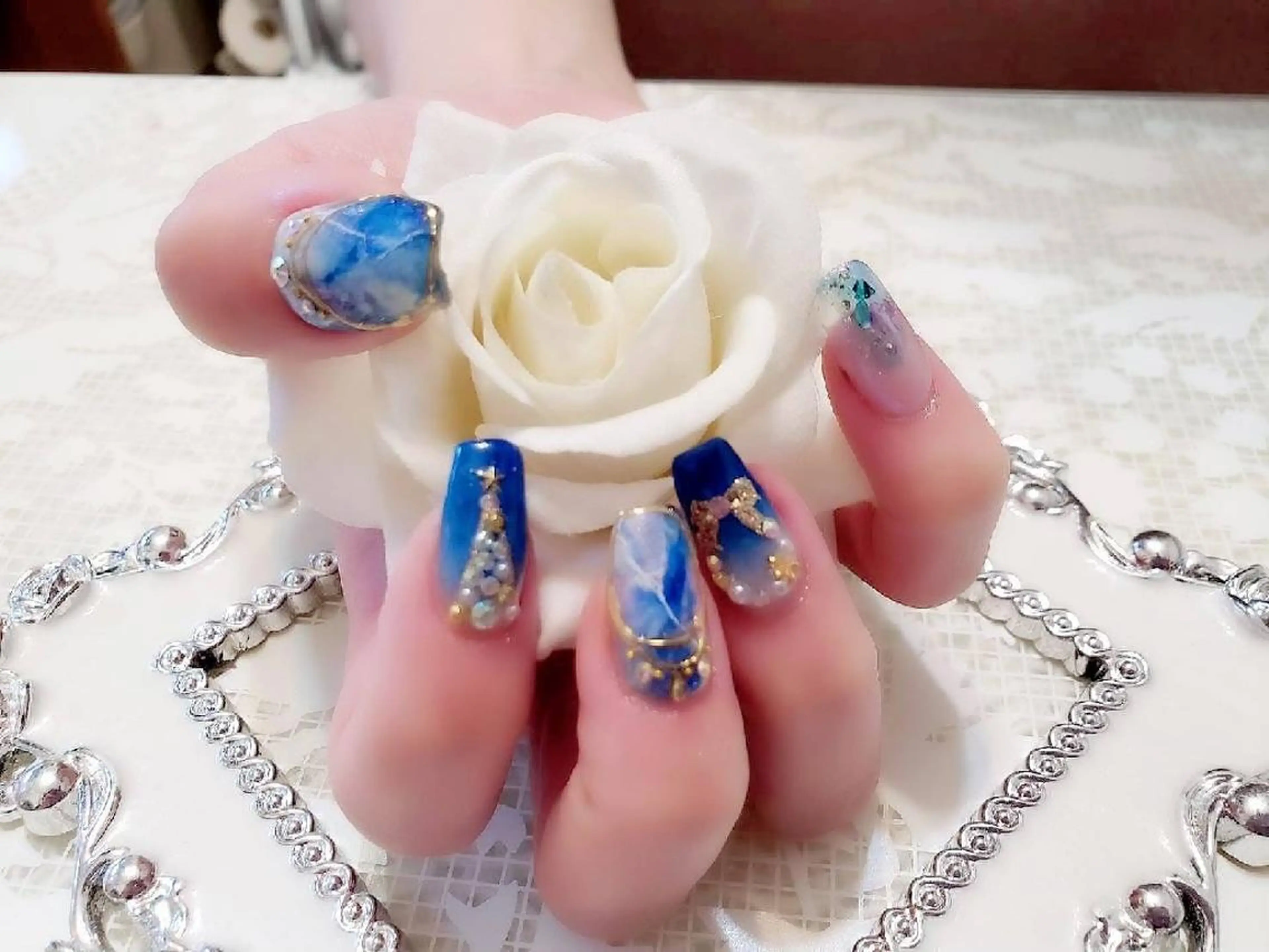 ネイル エステとネイル ローズコンフォートのネイルデザイン