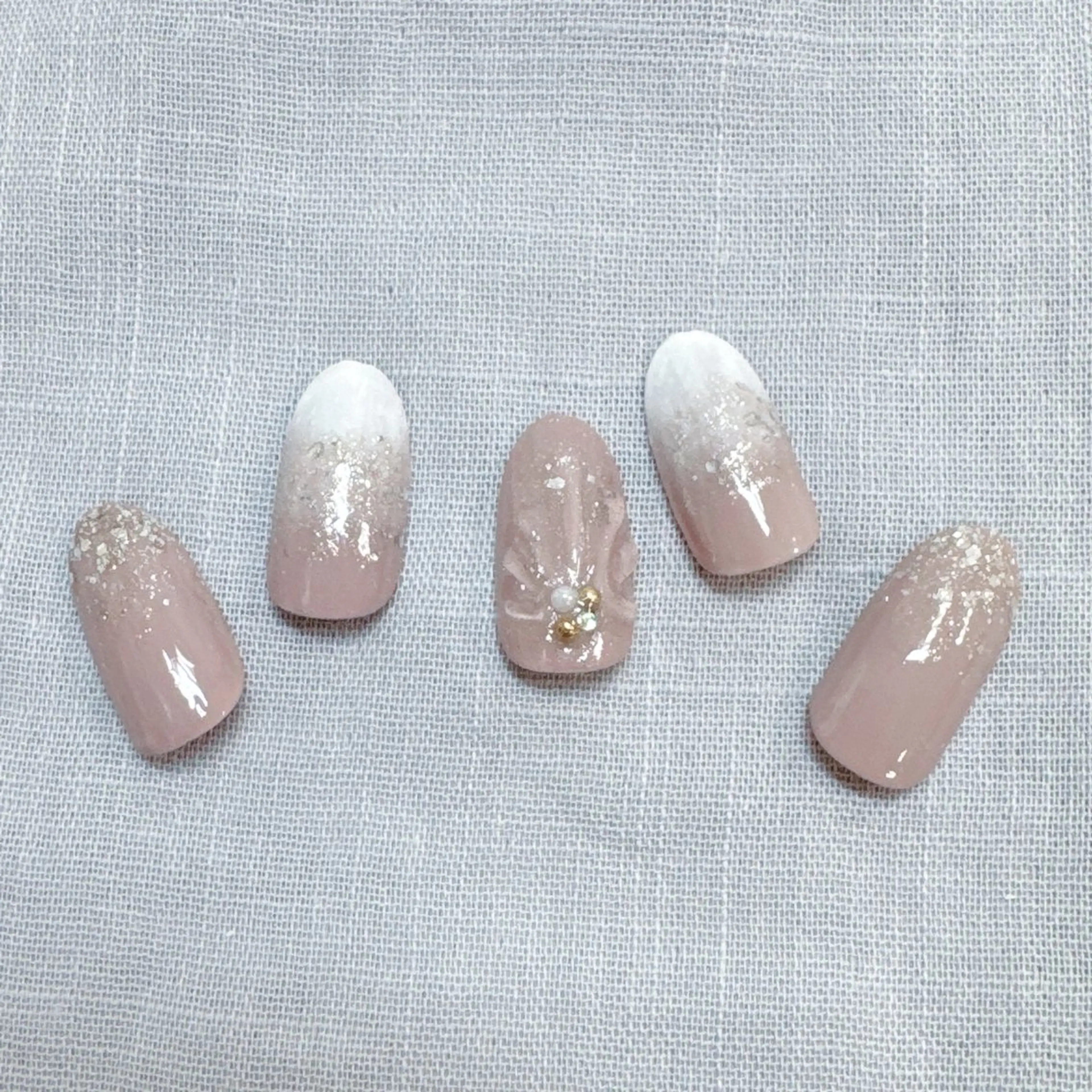 ネイル グラデーション ラメ(グリッター) ラメグラデーション ぷっくりネイル ホワイト maruyasu. yのネイルデザイン