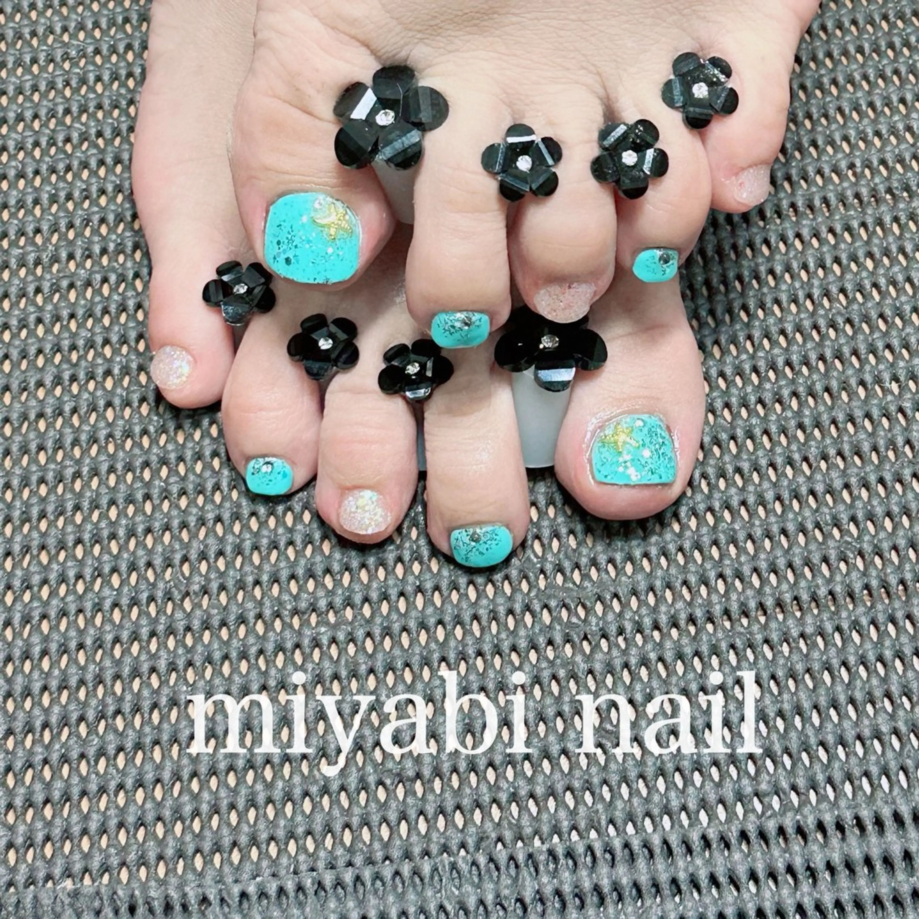 ネイル オーロラネイル フットネイル ジェルネイル グリーン キラキラネイル フットネイル miyabi nail 桂川駅近くのネイルデザイン