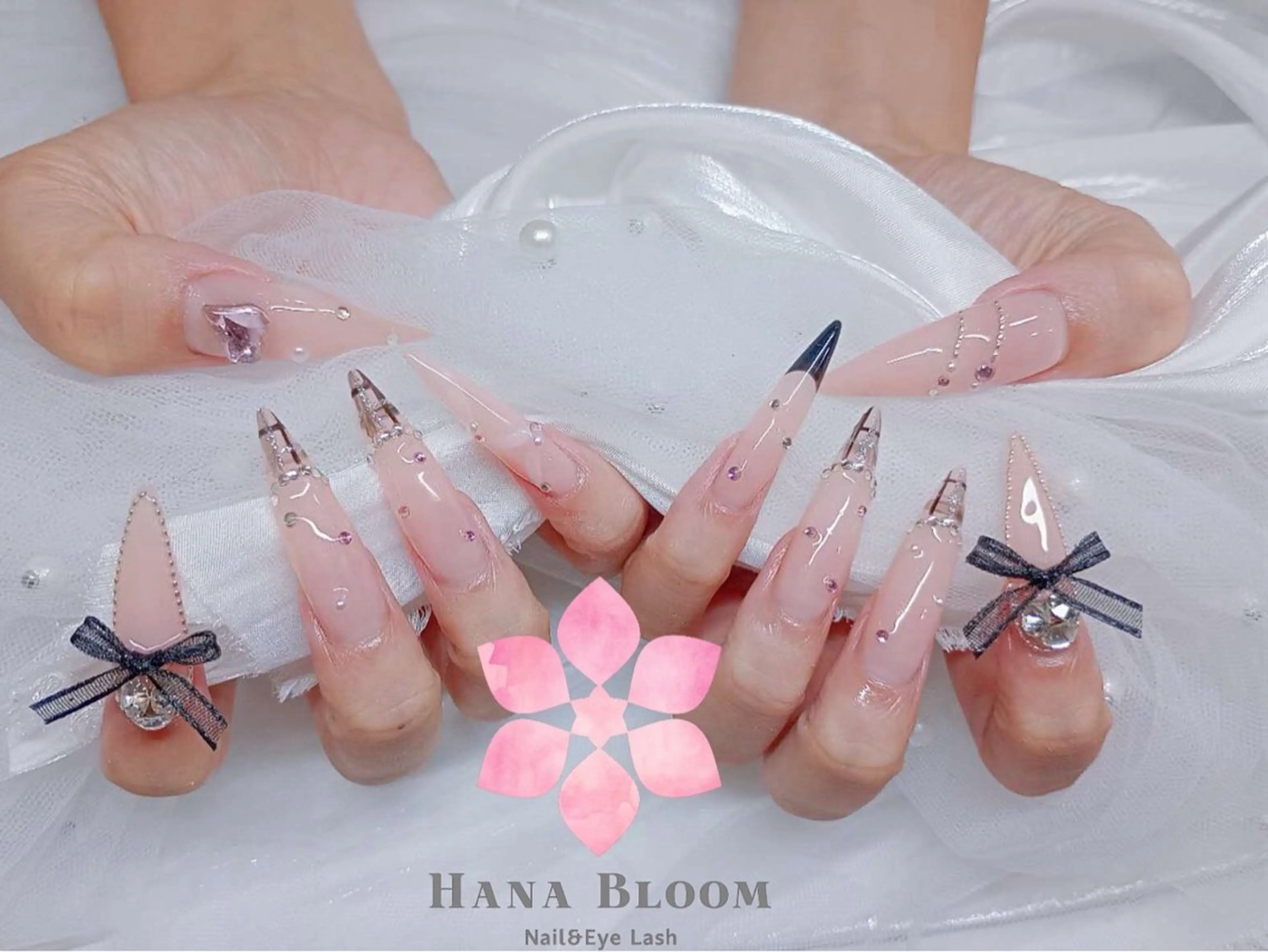 ネイル フレンチネイル ジェルネイル グラデーション ラメ(グリッター) マグネットネイル ハンドネイル ハンドケア Hana Bloom Nail Salonのネイルデザイン