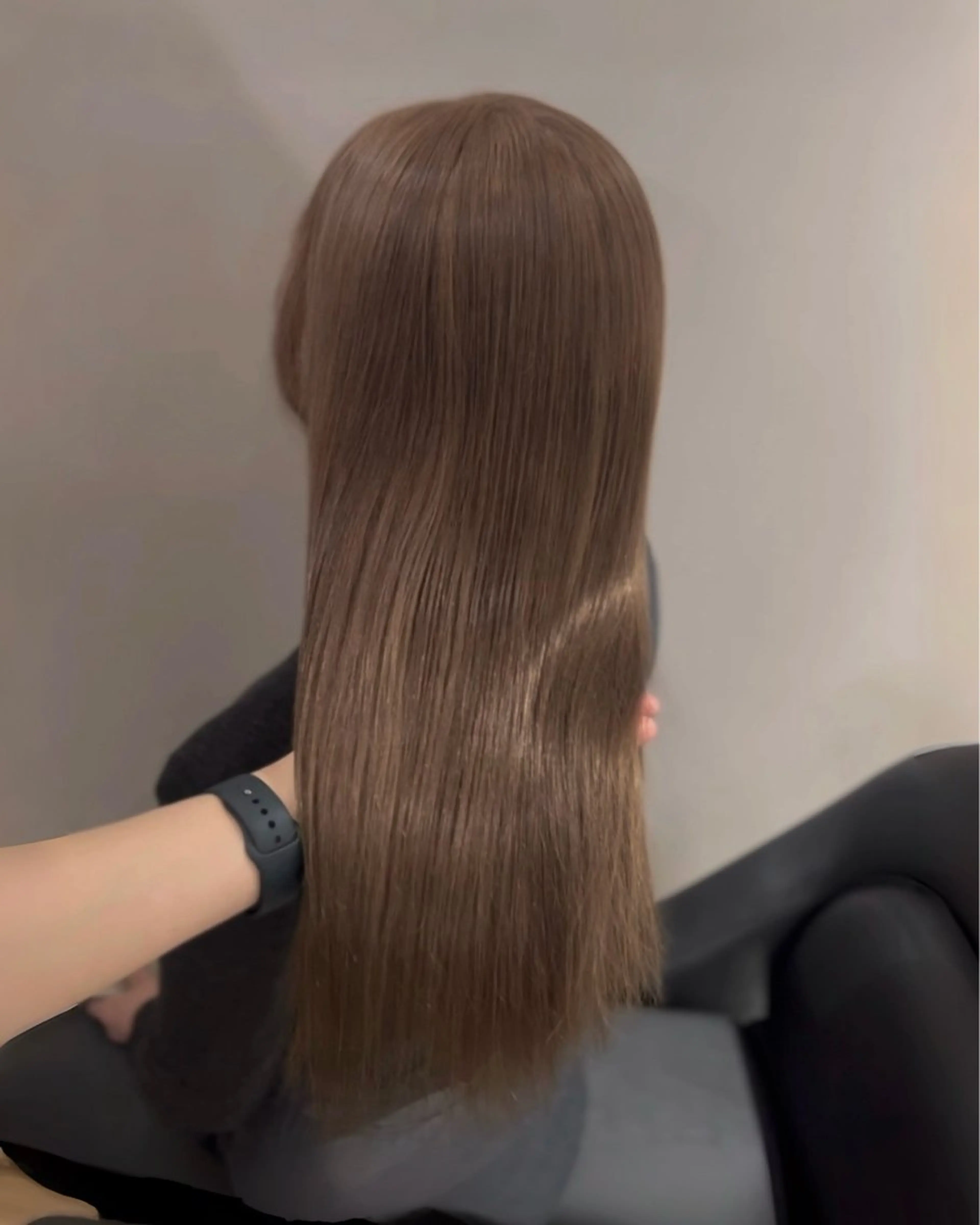 ミディアム カラー パーマ アッシュ アッシュグレー アッシュグレージュ ベージュカラー ブリーチ カット ヘアカラー トリートメント ブリーチなし/ ベージュ/akiraのヘアスタイル