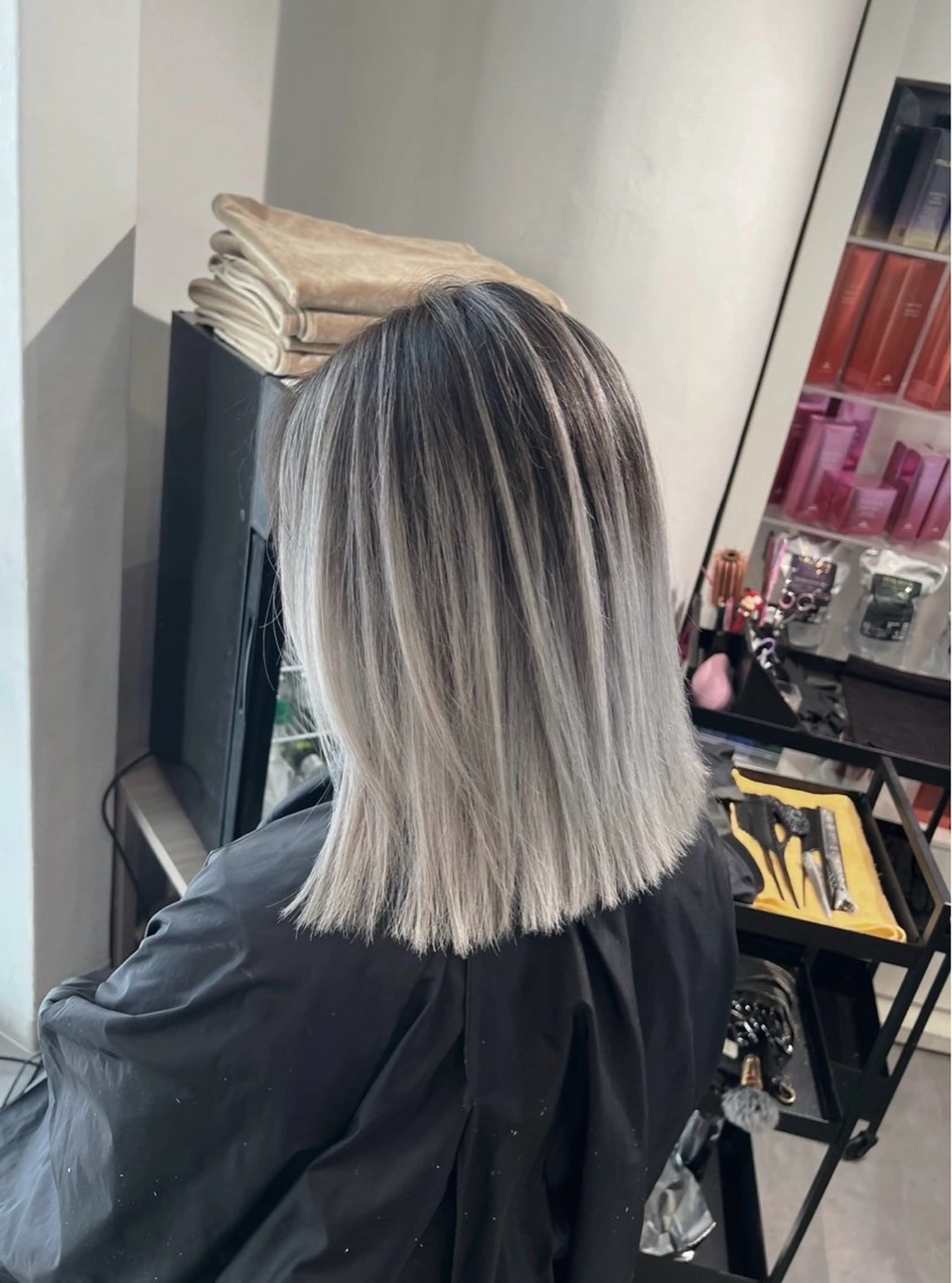 ショート カラー バレイヤージュ シルバー ホワイトシルバー レイヤーカット ヘアカラー トリートメント ROBIN所属・指名数No.1 /NAOYAのヘアスタイル