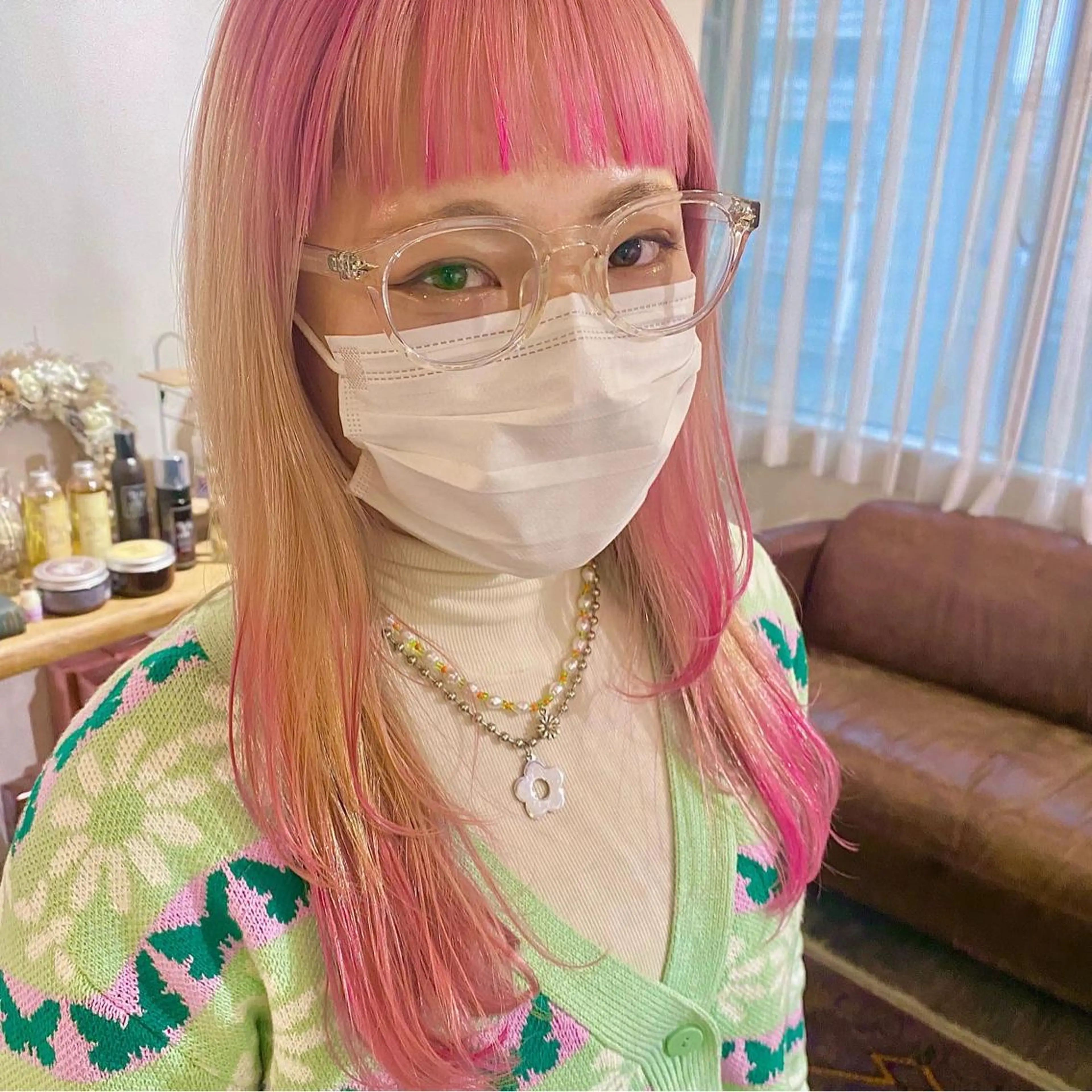 セミロング カラー 梅田ハイトーン チダ ヒナノのヘアスタイル