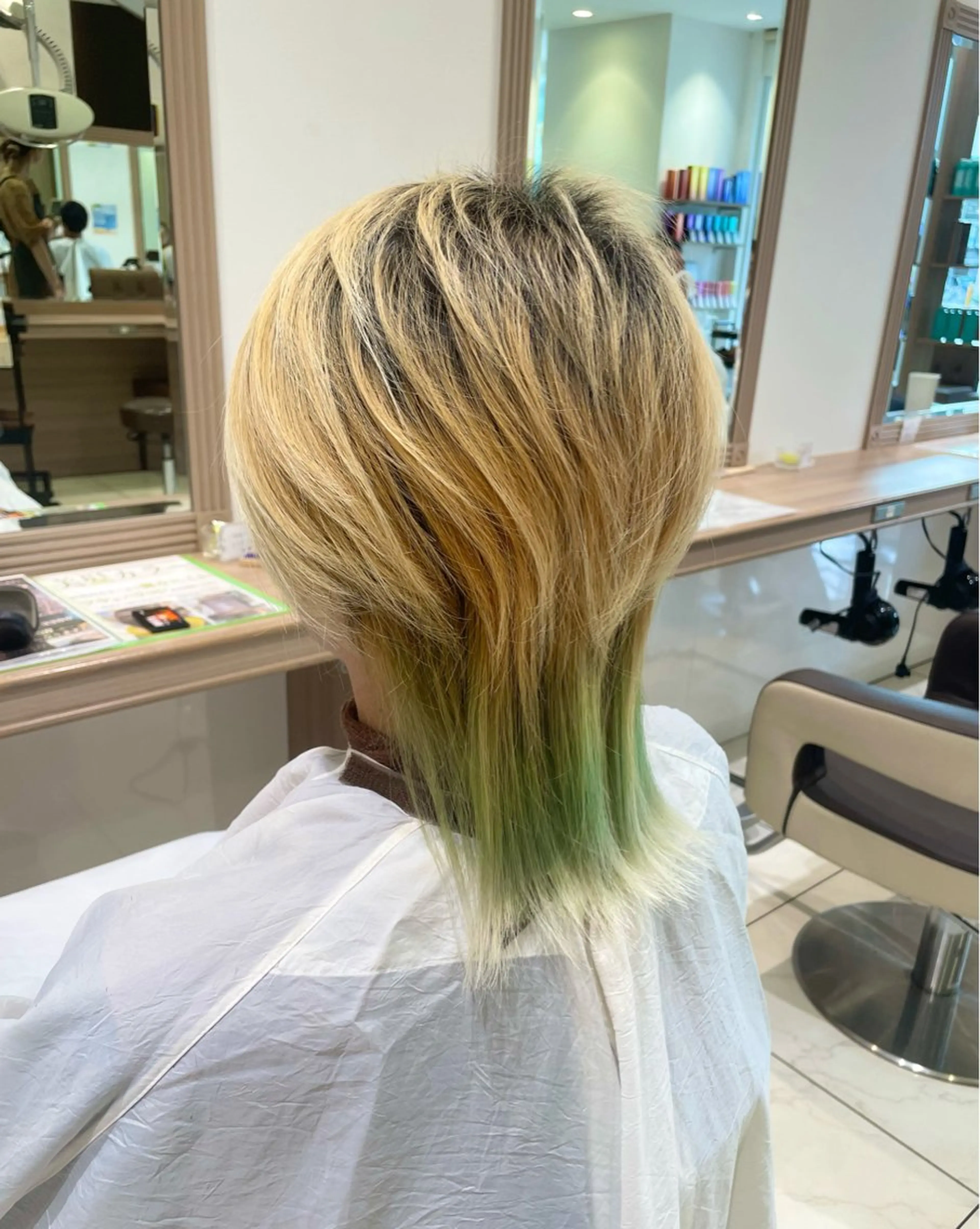 セミロング メンズ メンズウルフカット ウルフカット 美容室fuwat所属・侑🌈特価 映える店内でカット✨のヘアスタイル