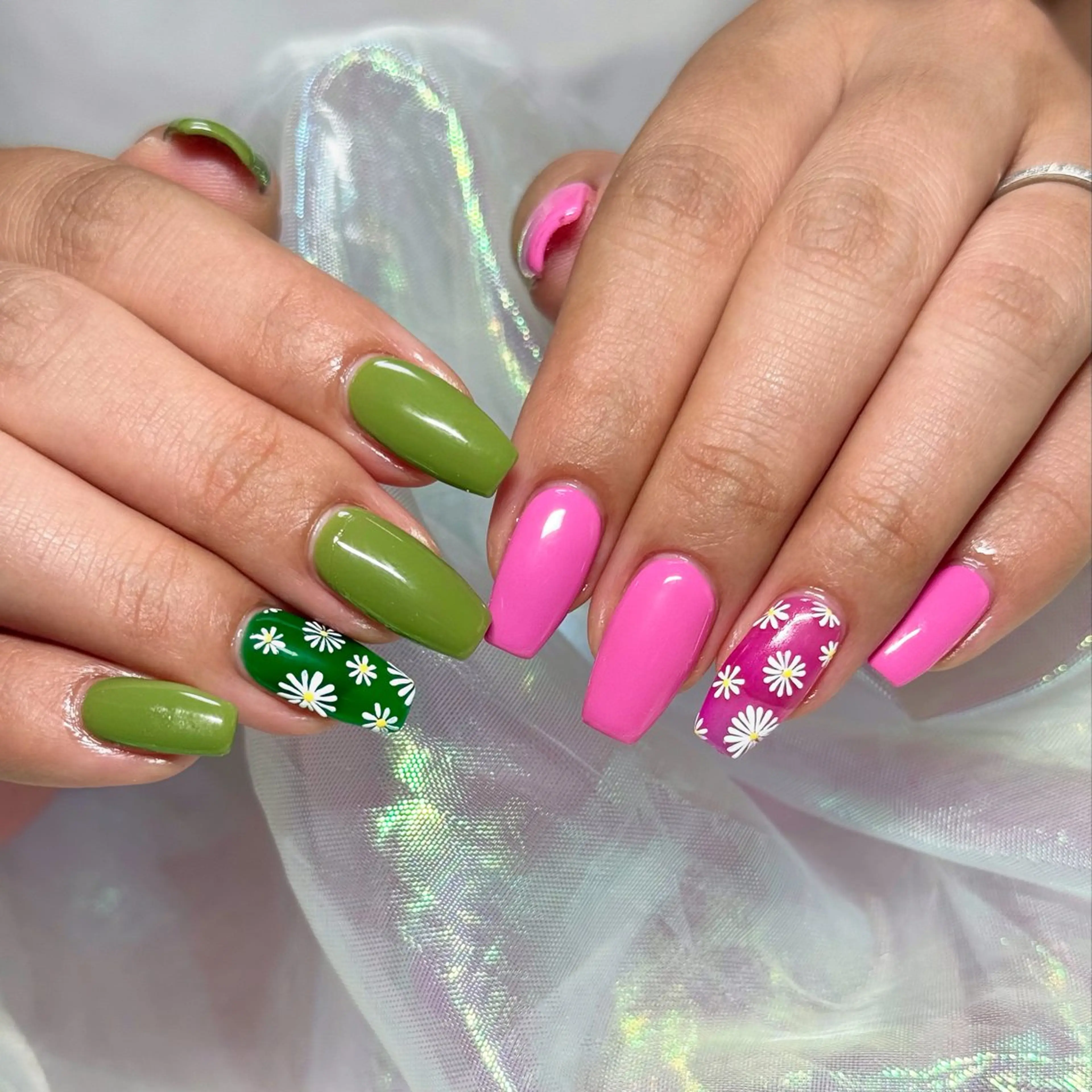 ネイル グリーン ワンカラーネイル ピンク シンプルネイル ハンドネイル OKIKA所属・【OKIKA】 らん🦖🌈🧡のマツエク・マツパデザイン