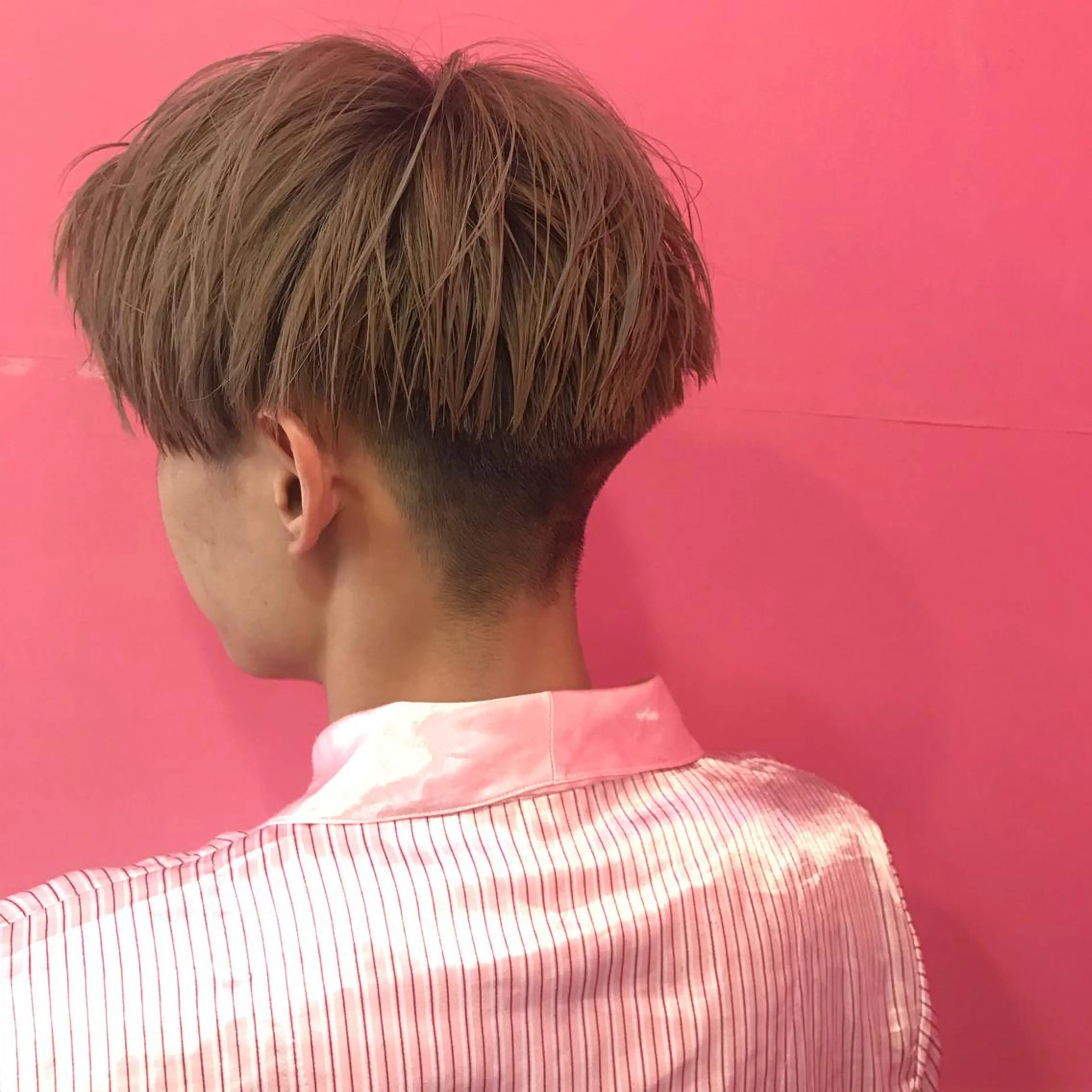 ショート カラー メンズ メンズハイトーン 刈り上げ アッシュ ベージュカラー ハイトーンカラー Vir by browのヘアスタイル