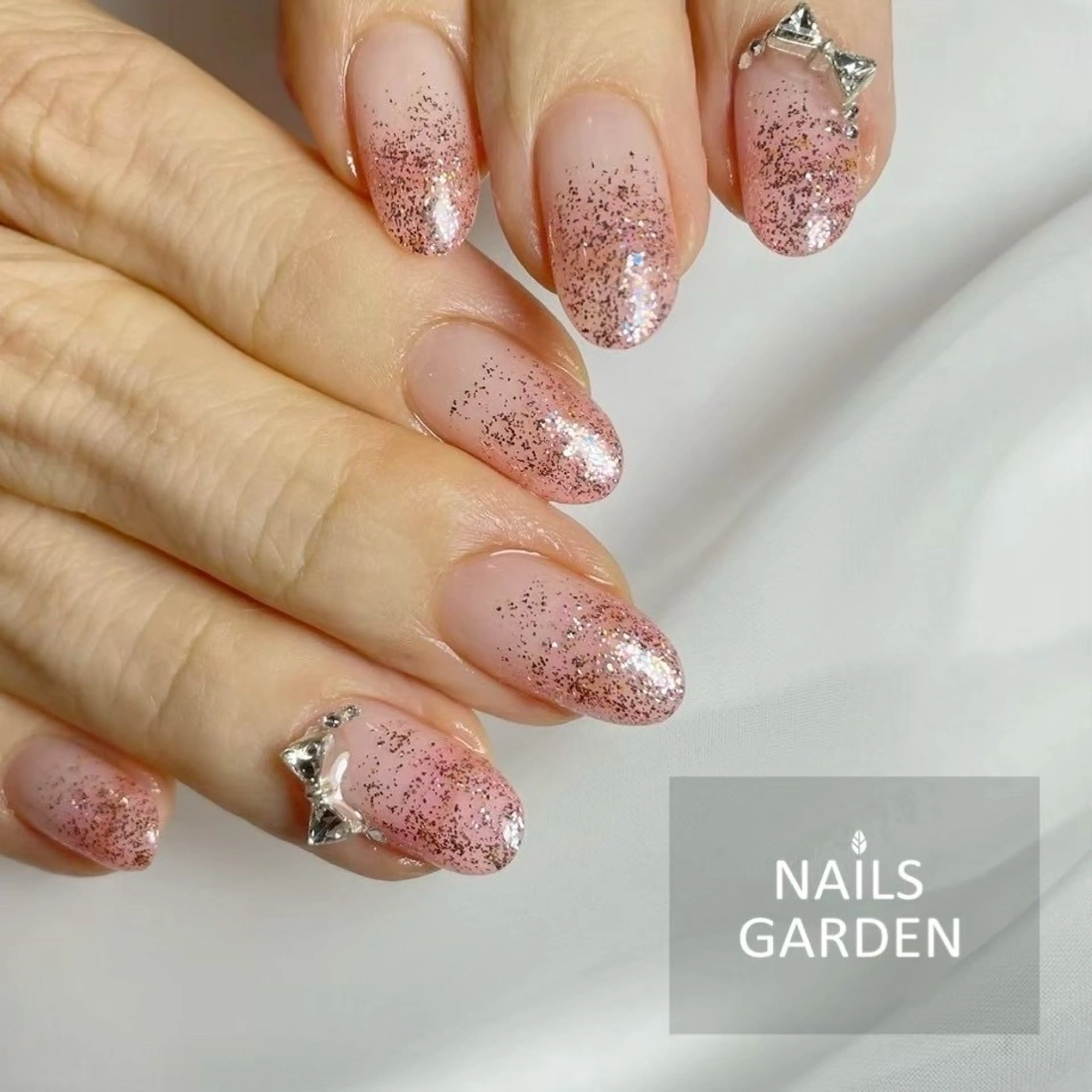 ラメグラデーション(オフ有・オフ無)パラジェル/フィルイン対応🍎の写真