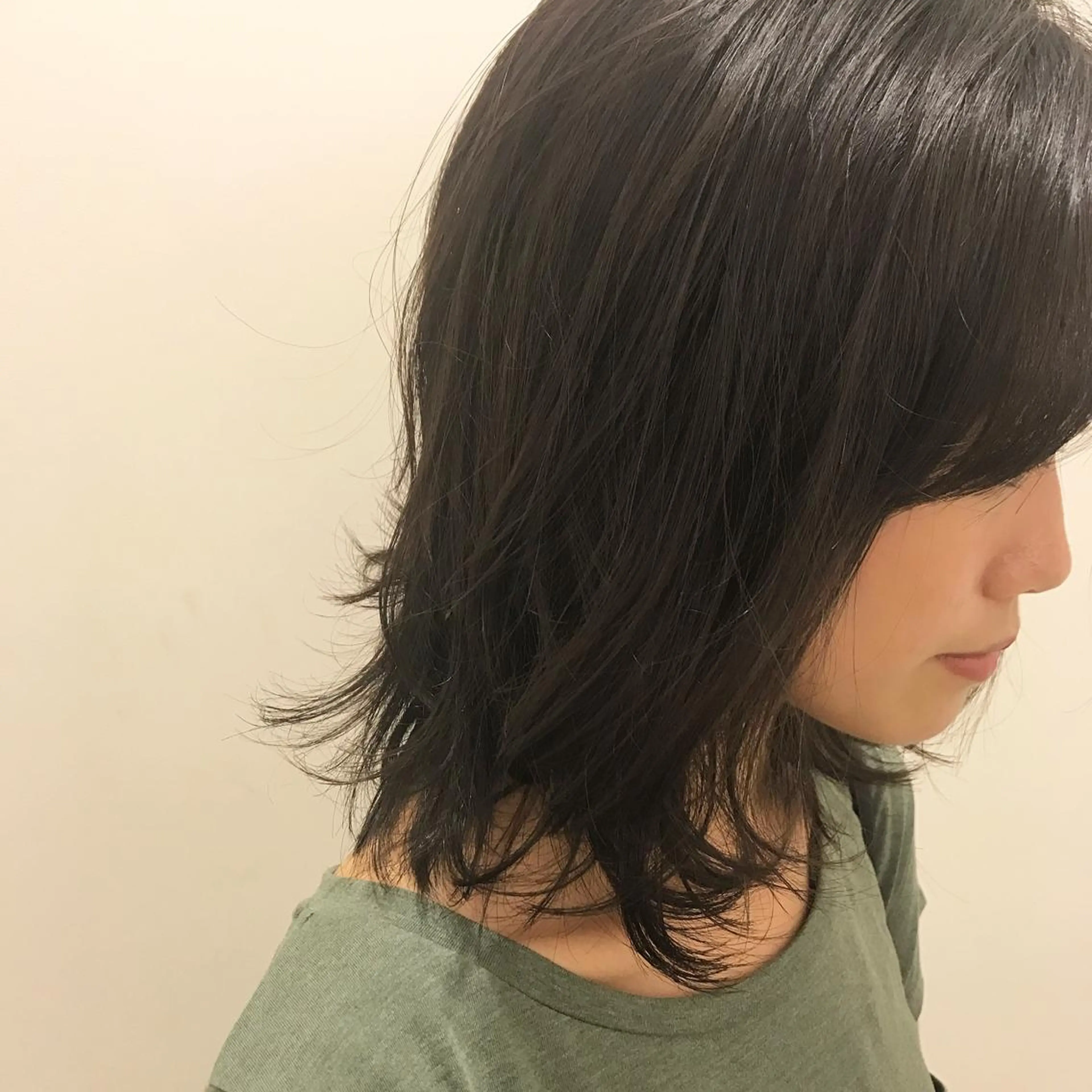 ミディアム カラー パーマ アッシュ レイヤーカット トリートメント 平内 賢人のヘアスタイル