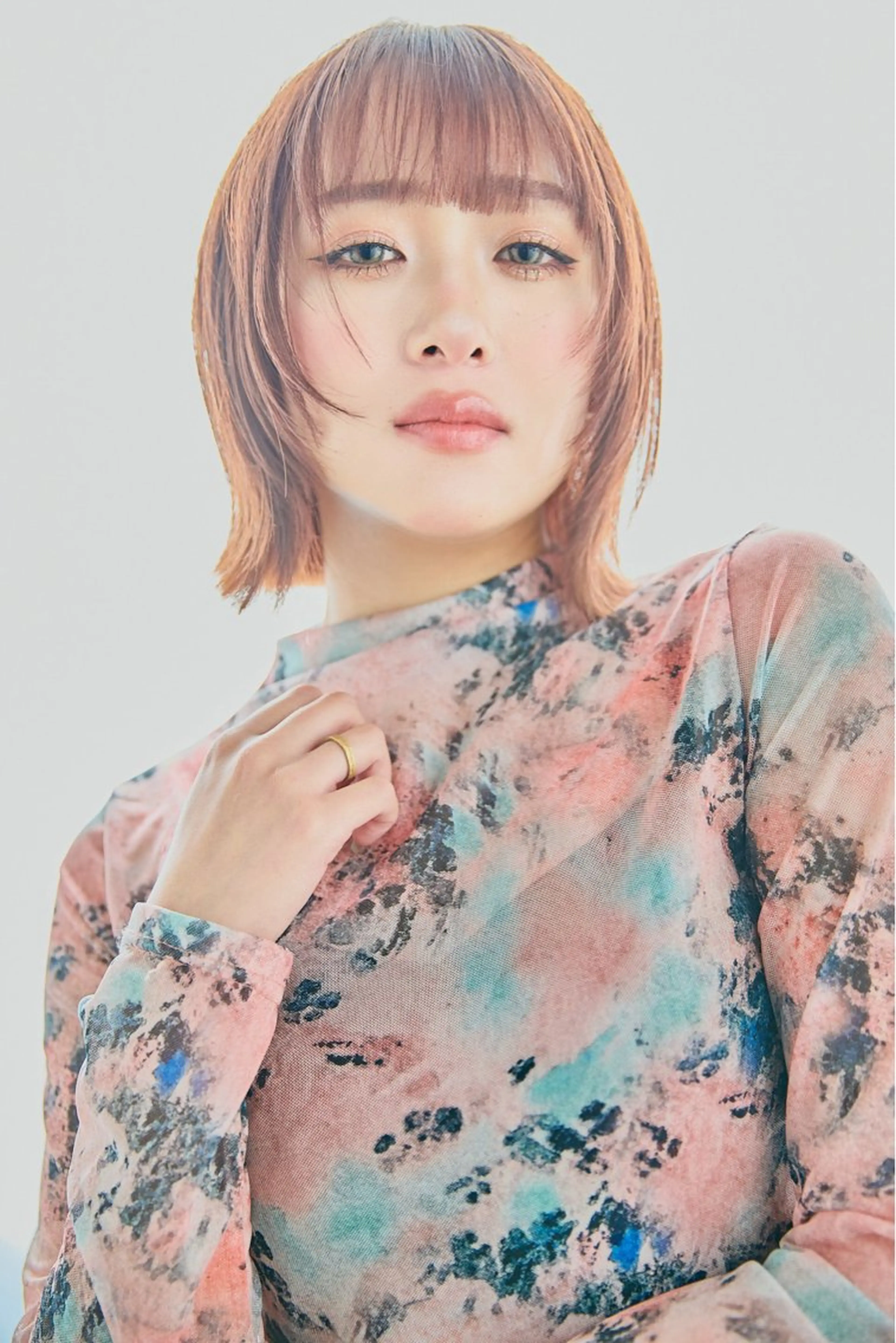 ミディアム カラー カット ヘアカラー 𝙱𝙻𝙴𝙽 𝚋𝚢 𝚍𝚘𝚝.所属・🤍BLEN 窓🤍のヘアスタイル