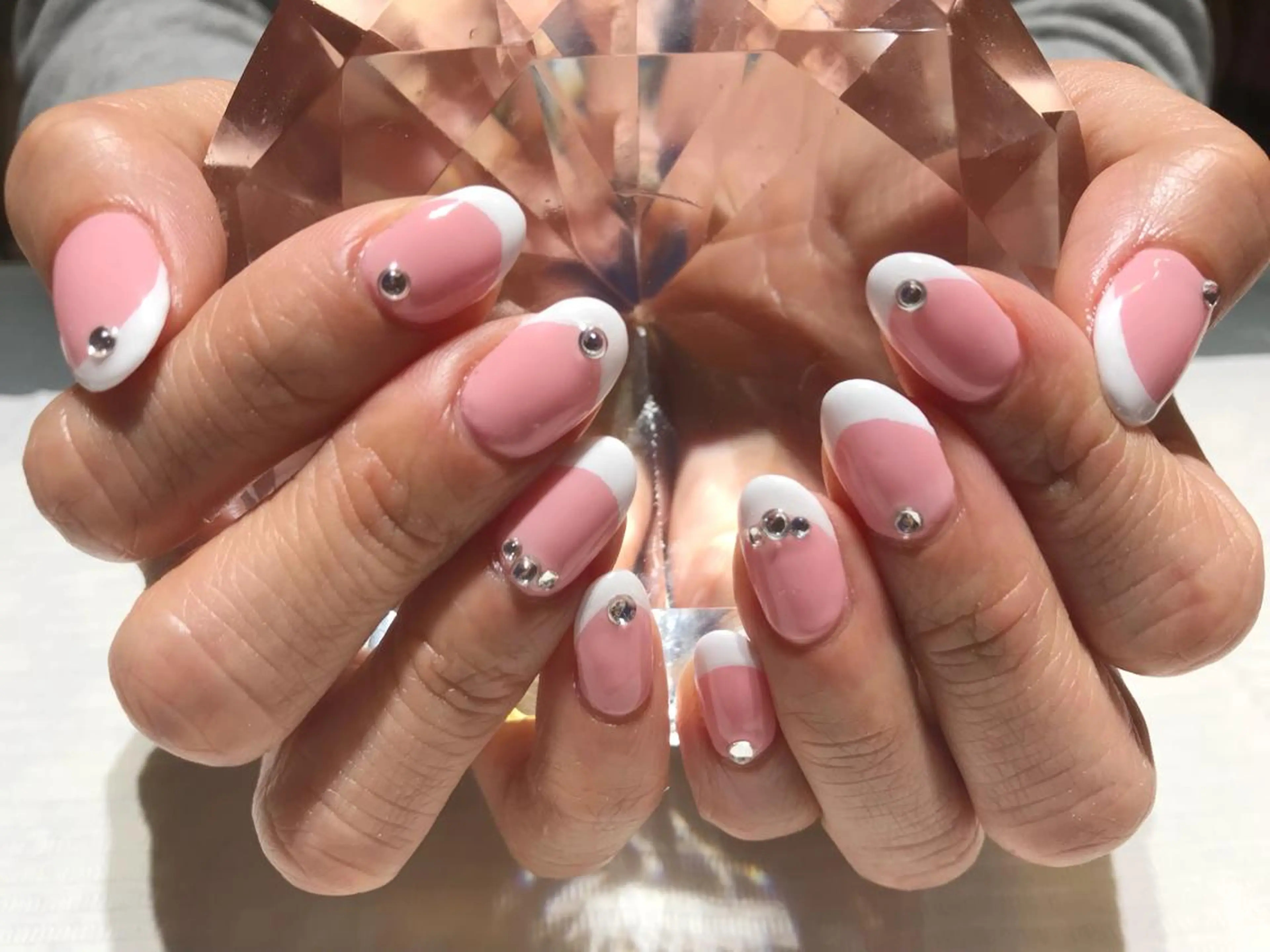 ネイル フレンチネイル ピンク ストーンネイル YUN 💅のネイルデザイン