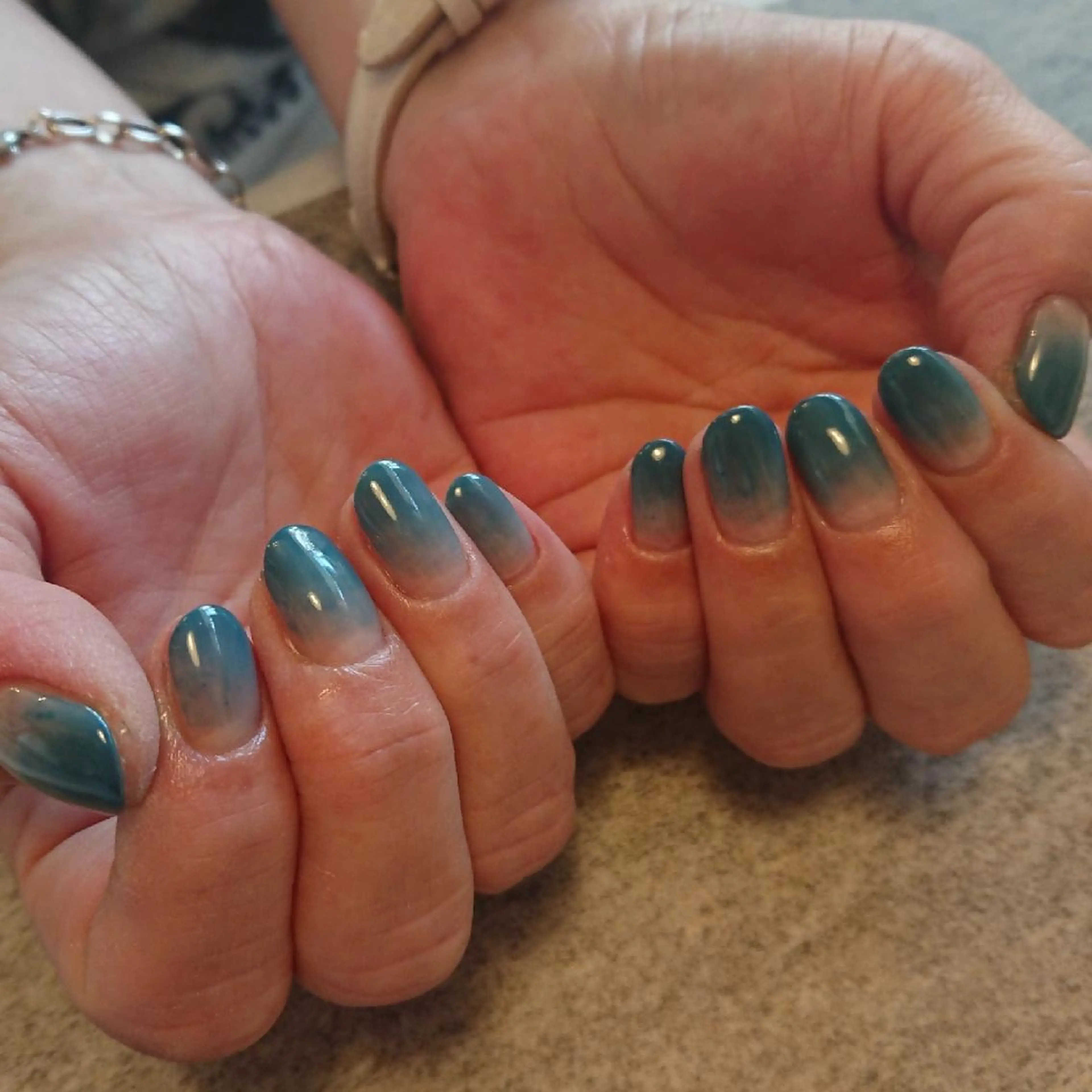 ネイル グラデーション ジェヌインネイル 河内のネイルデザイン