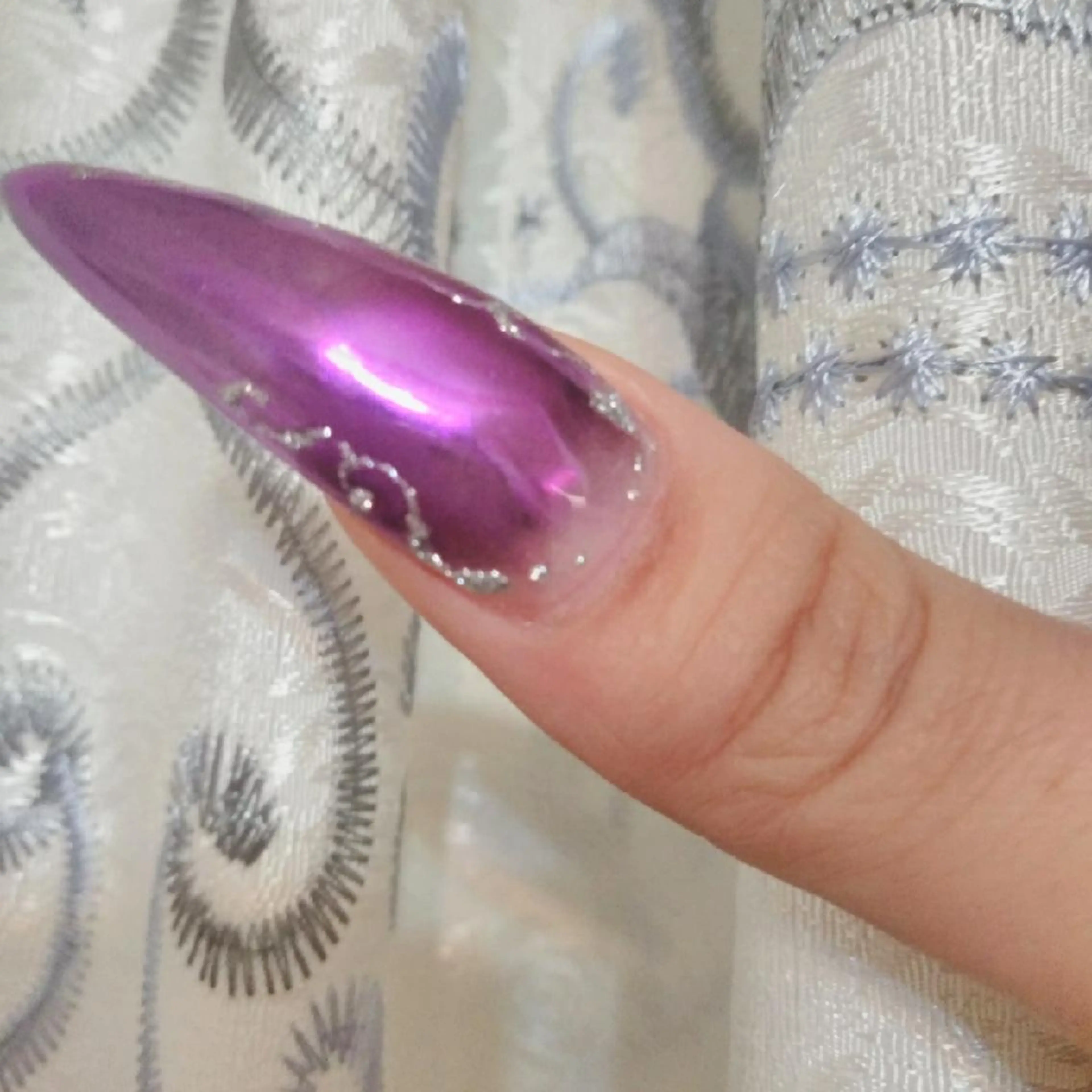 ネイル ミラーネイル エステとネイル ローズコンフォートのネイルデザイン