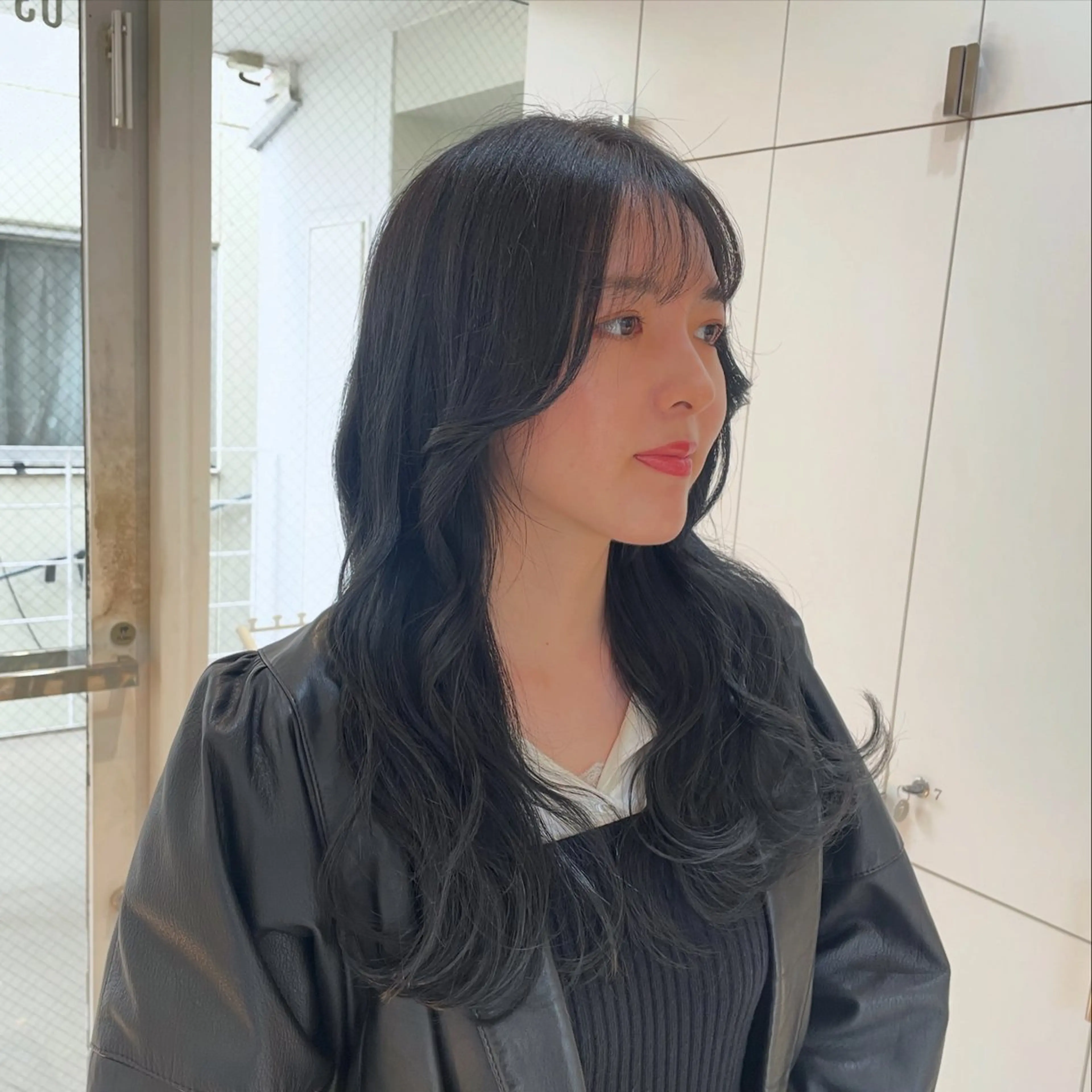 ロング カラー ヘアアレンジ 黒髪 ブリーチ ブルーカラー ブルーブラック 透明感カラー カット ヘアカラー トリートメント ヘアセット 艶髪✨寒色カラー✨ 翁長孝輔のヘアスタイル