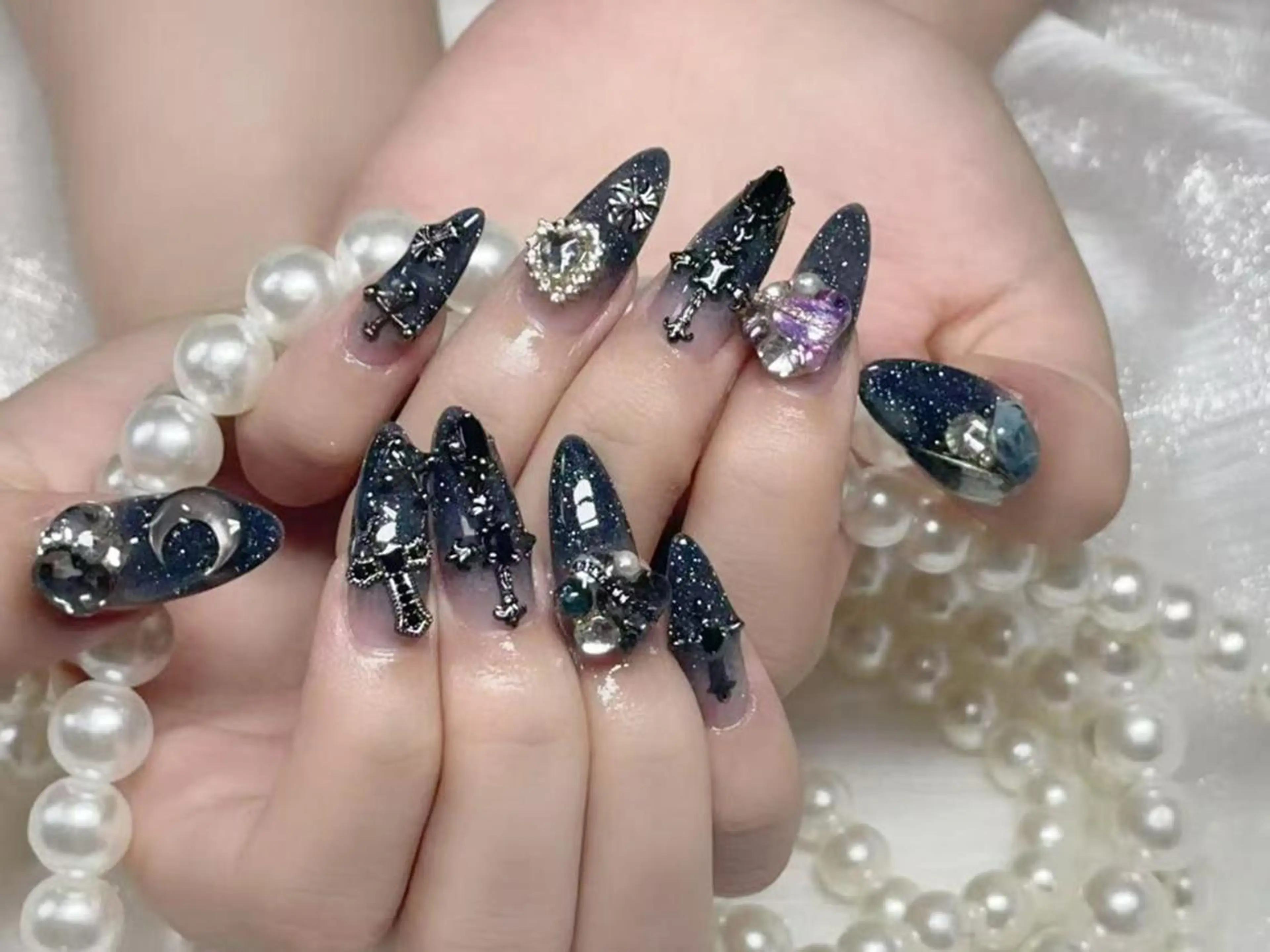 ネイル オーロラネイル 長さ出し フレンチネイル ガーリー キラキラネイル ハンドネイル Ru na🍳のネイルデザイン