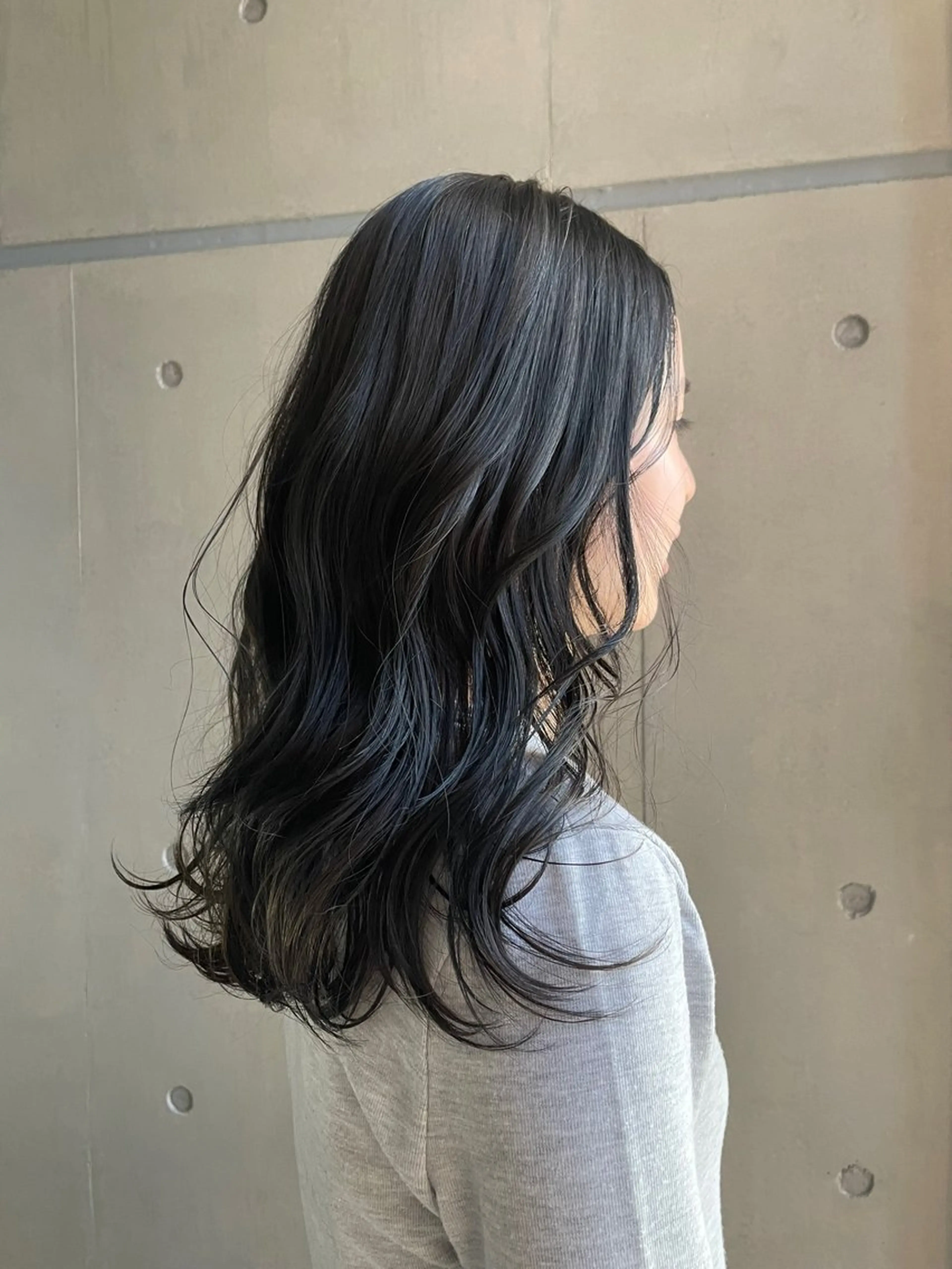 ミディアム カラー 黒髪 ブルーカラー ブルーブラック 透明感カラー🪡🤍 nanao🤍🪡のヘアスタイル