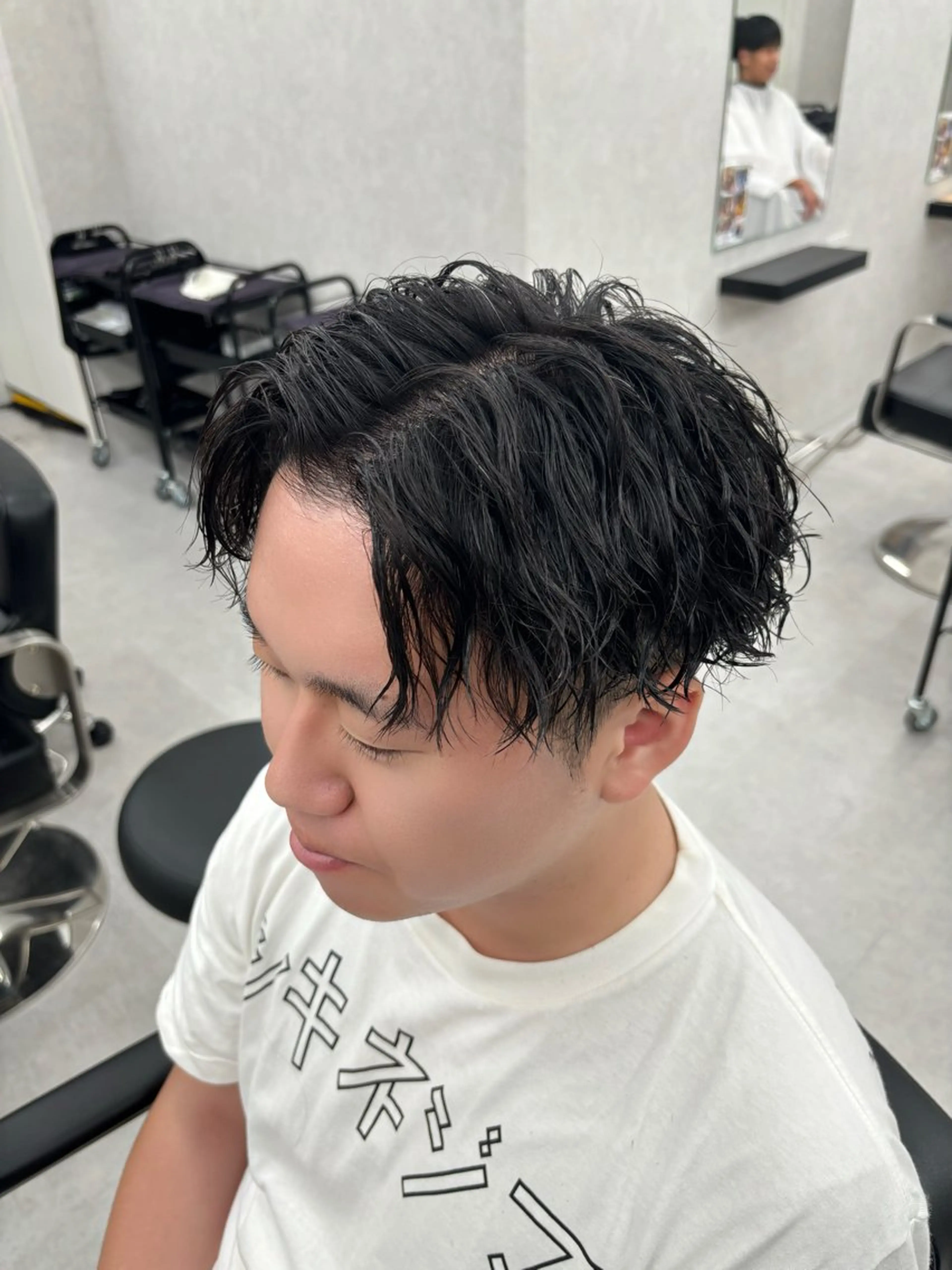 ショート パーマ メンズ センターパート マッシュ メンズパーマ ツイストスパイラルパーマ スパイラルパーマ カット パーマ 岩井 虎大郎のヘアスタイル