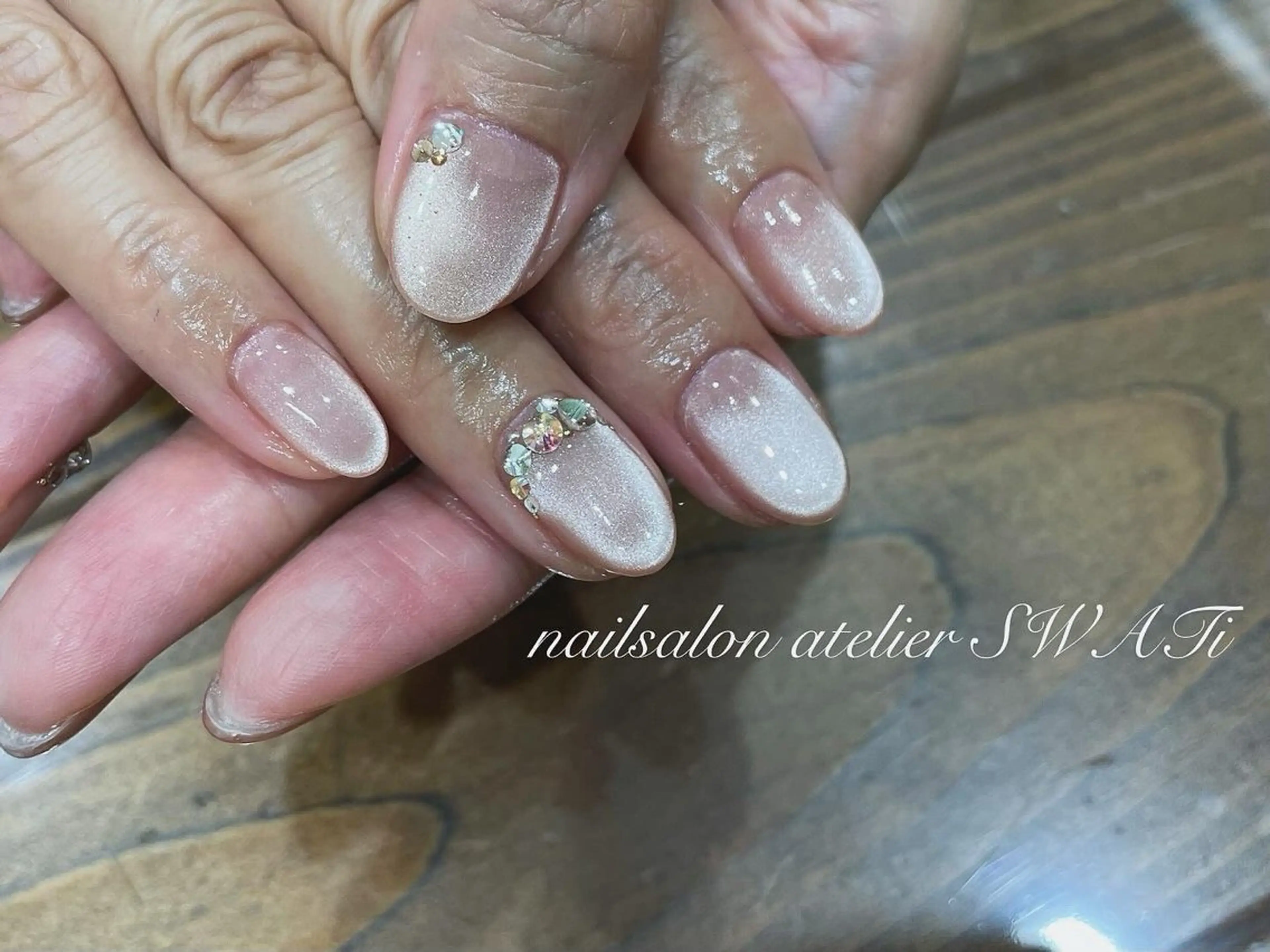 ネイル ストーンネイル ハンドネイル ヘアーサロン大野所属・nailsalon SWATiのネイルデザイン
