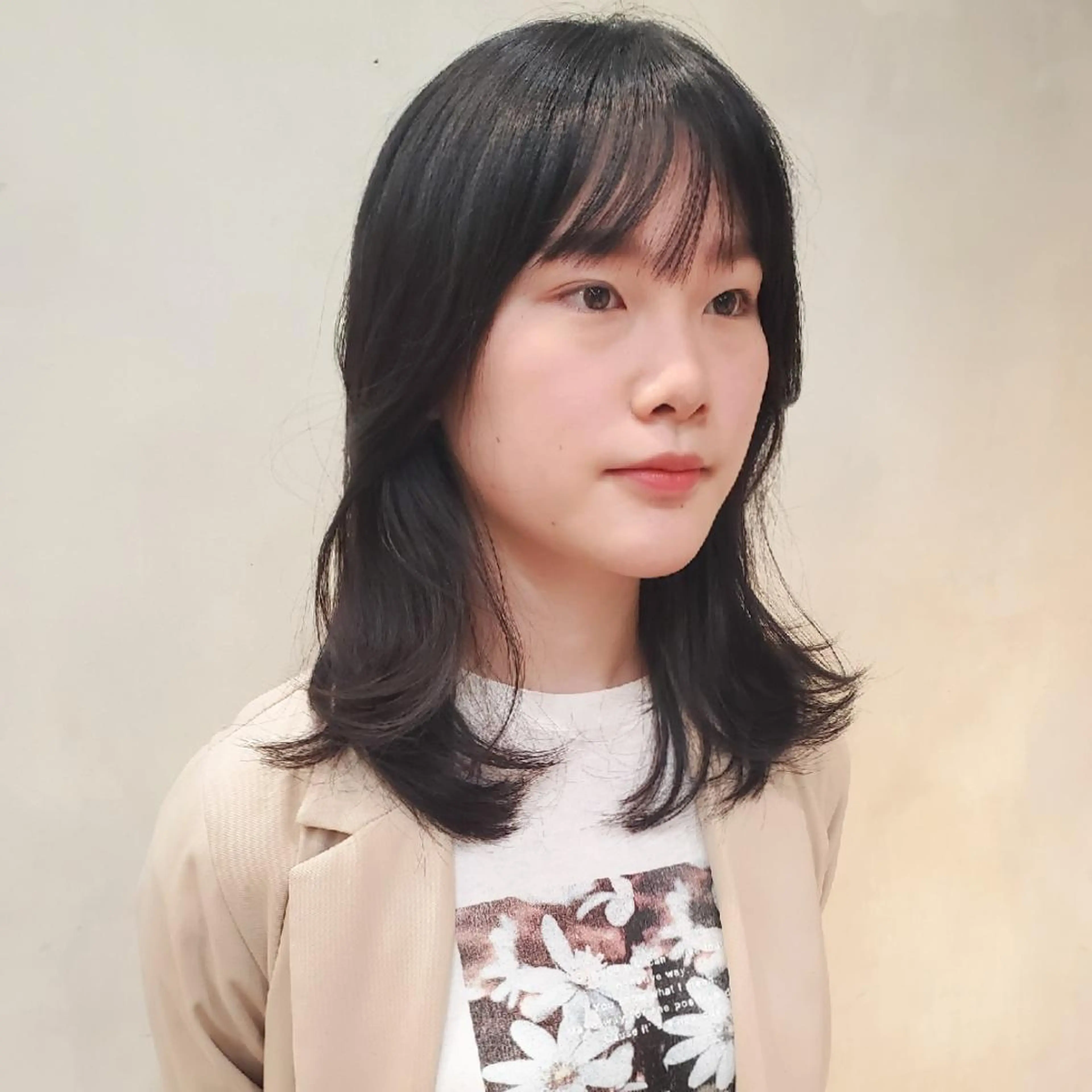 ミディアム 顔周りカット レイヤーカット おくれ毛 韓国レイヤー　 suzuのヘアスタイル