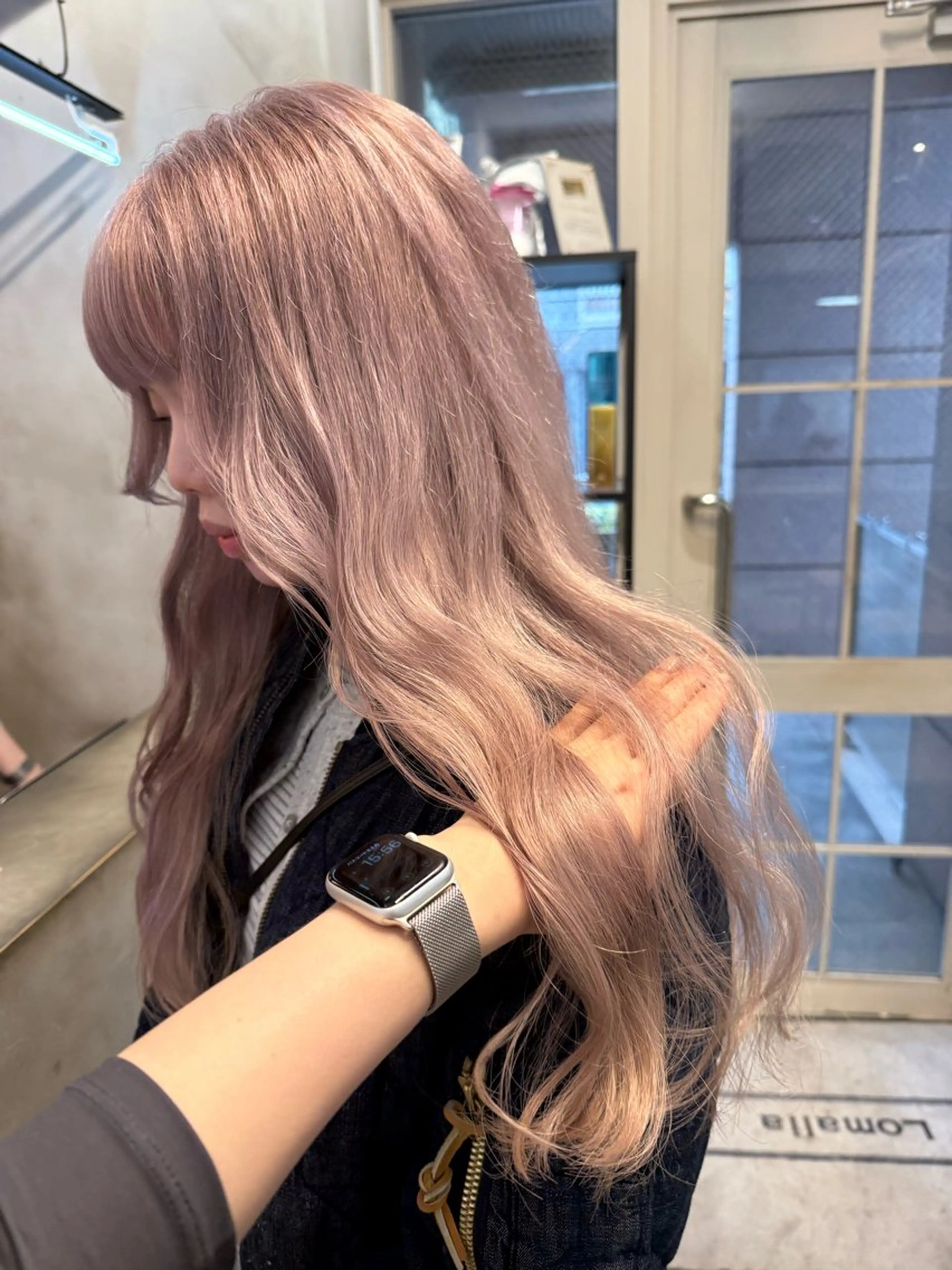 ロング カラー ミルクティー× グレージュMOMOのヘアスタイル