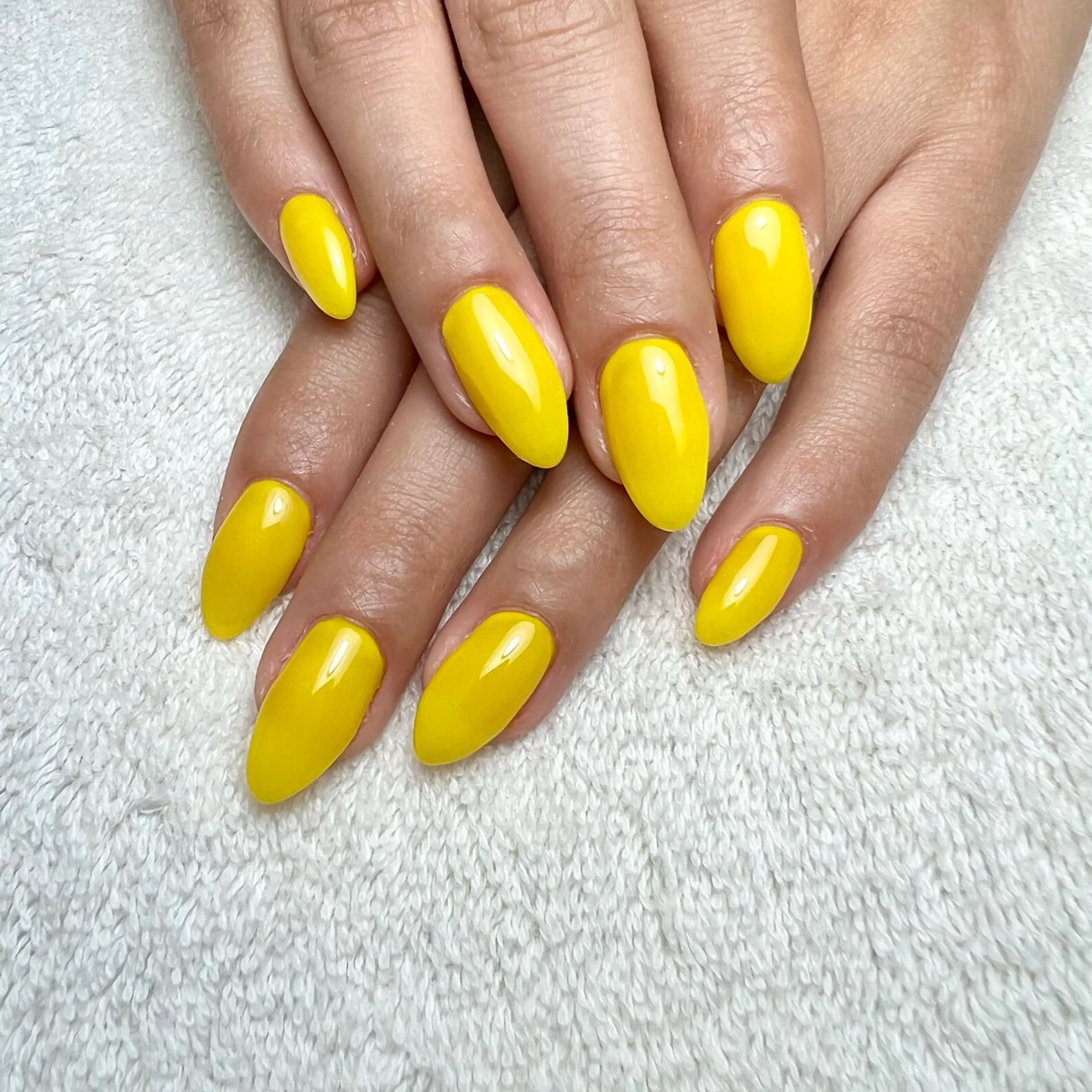 ネイル ワンカラーネイル 黄色 ハンドネイル COCO+所属・COCO +のエステ・リラクイメージ