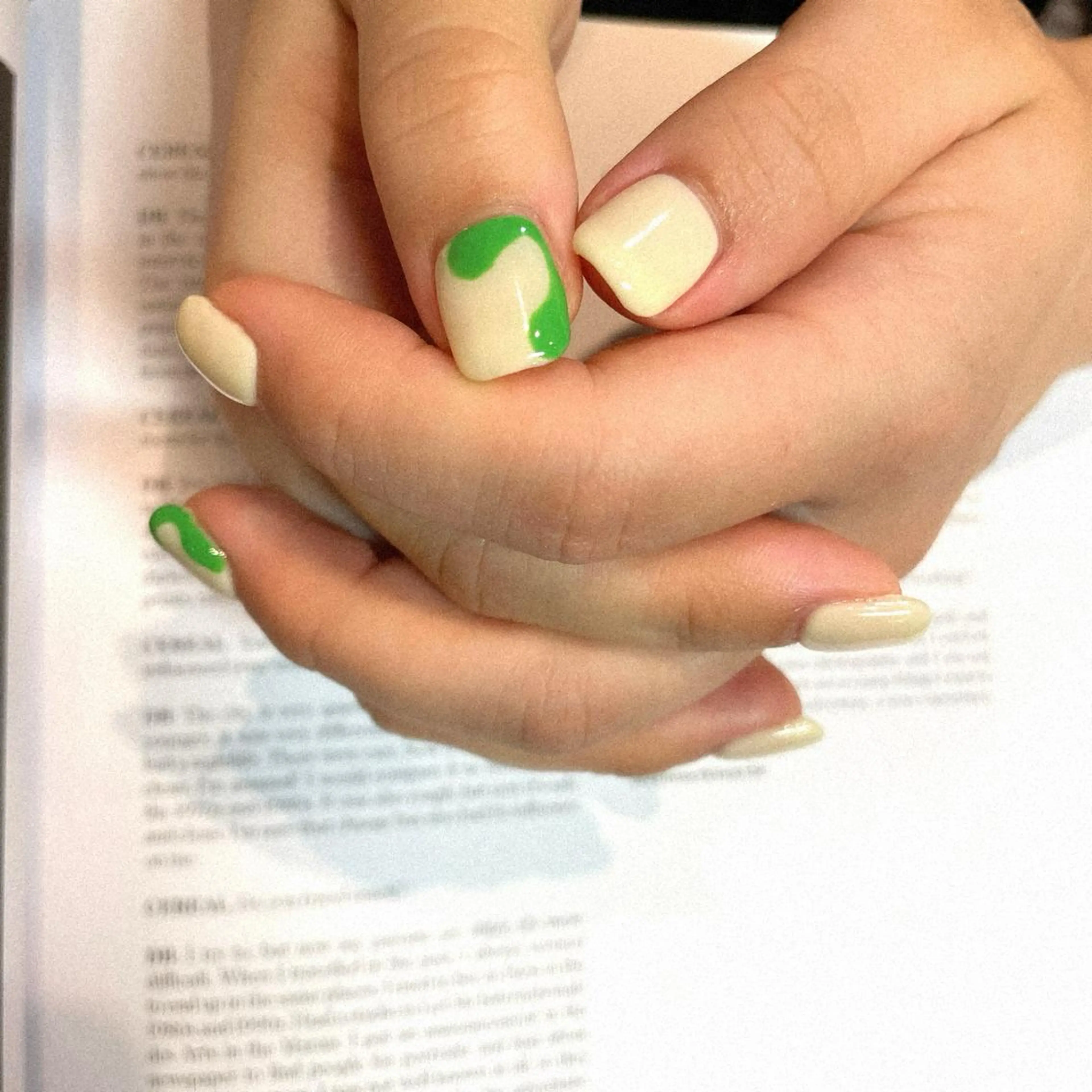 ネイル ハンドネイル anyora nail salon所属・大人ワンホン キラキラ／Ayanoのネイルデザイン