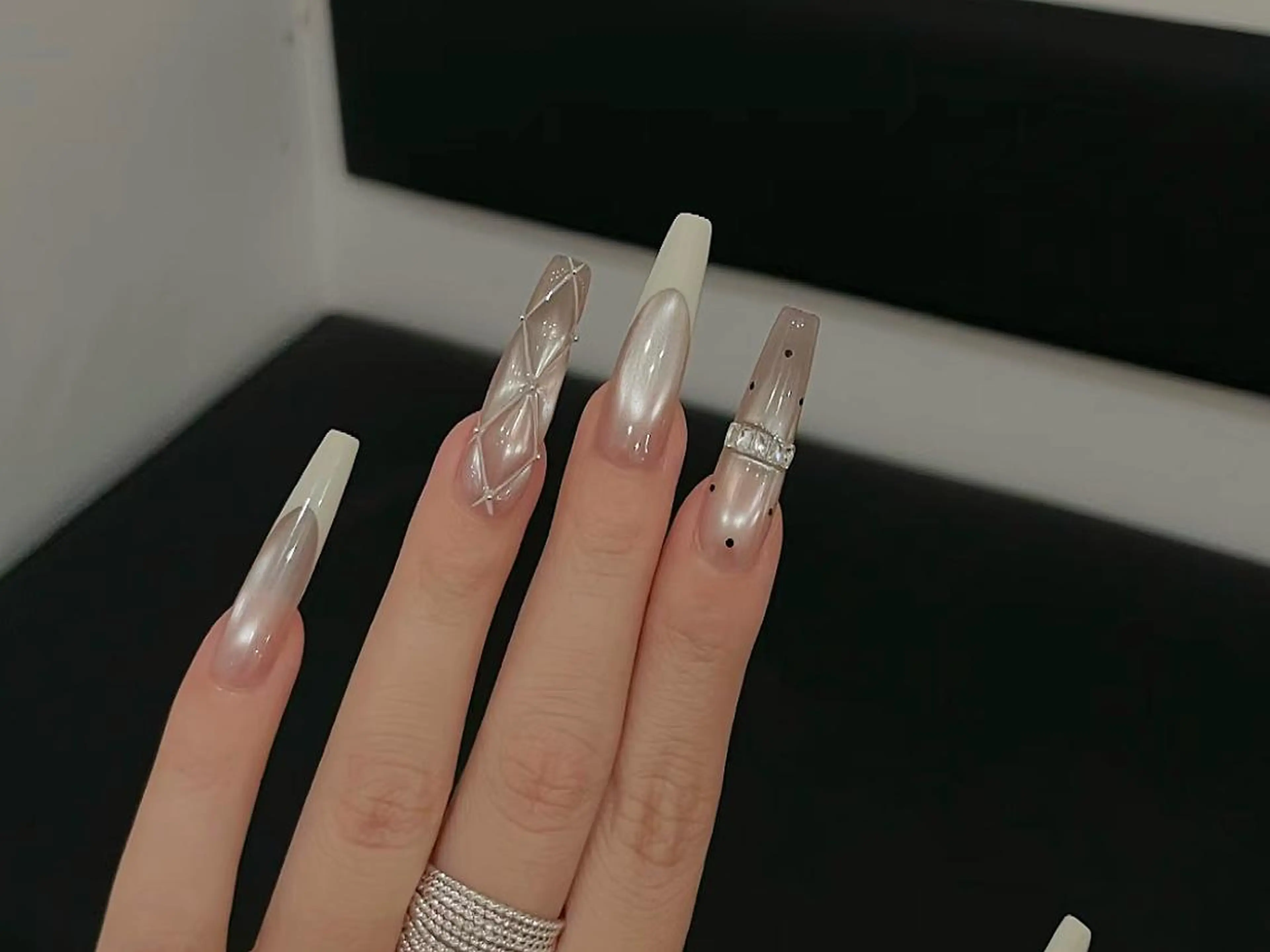 ネイル ボルドー ガーリー ハート ホログラムネイル ロングネイル ハンドネイル ハンドケア Salon de Minuit🦩のネイルデザイン