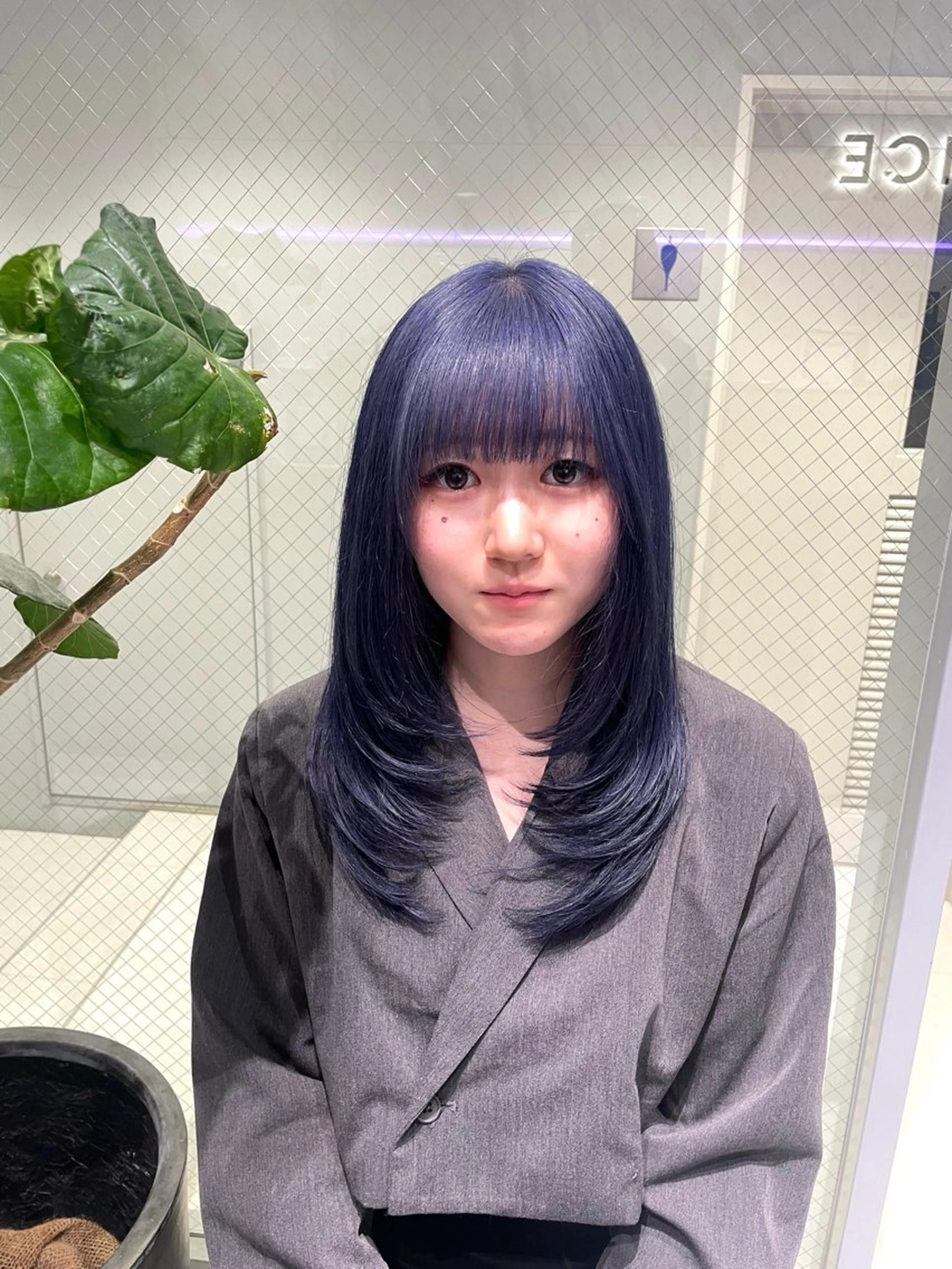 セミロング カラー ブルーカラー ネイビーカラー ヘアカラー トリートメント 菜々🫧新宿 透明感ケアブリーチのヘアスタイル